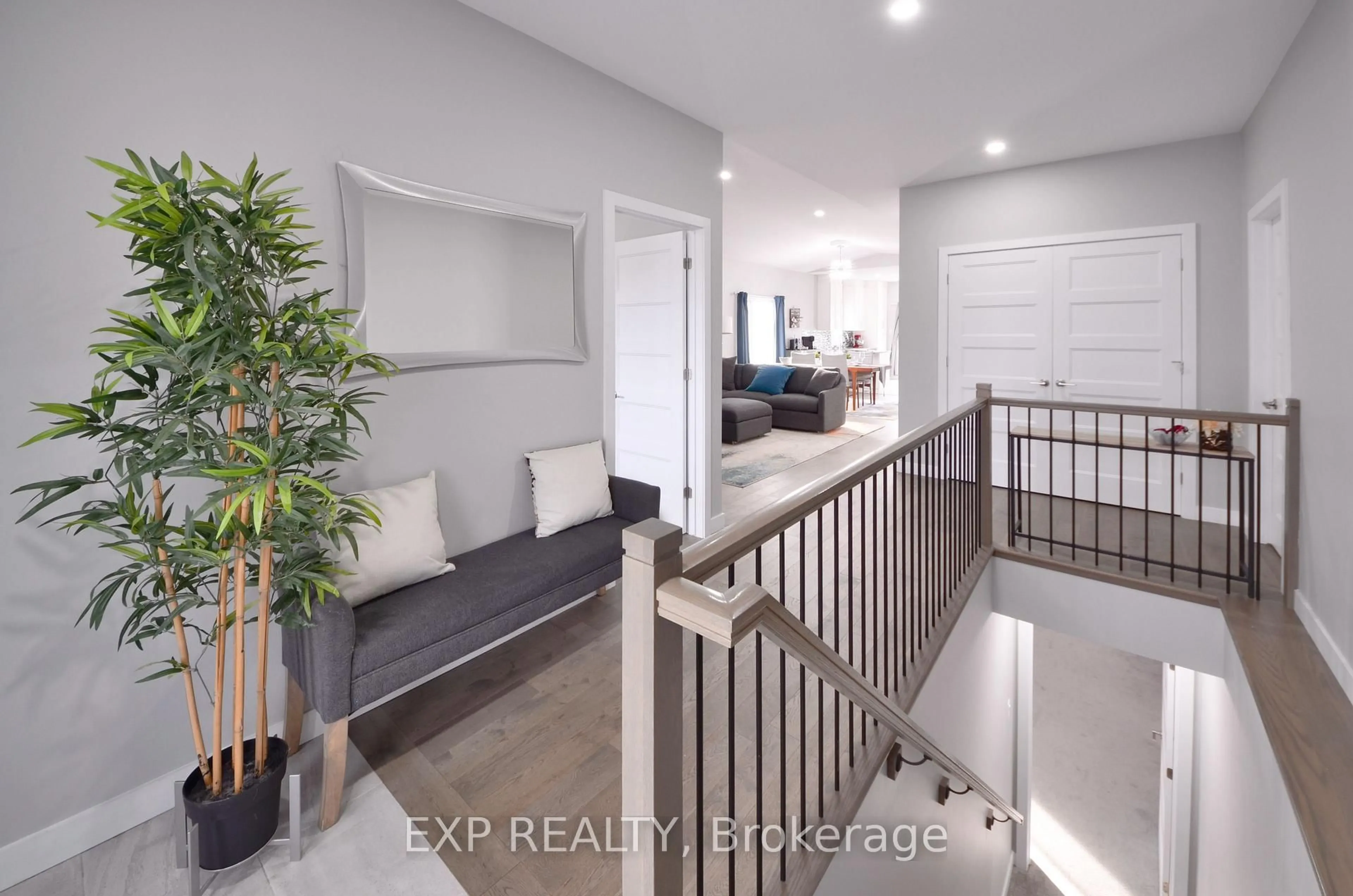 Indoor entryway for 92 Chateauguay St, Russell Ontario K0A 1W0