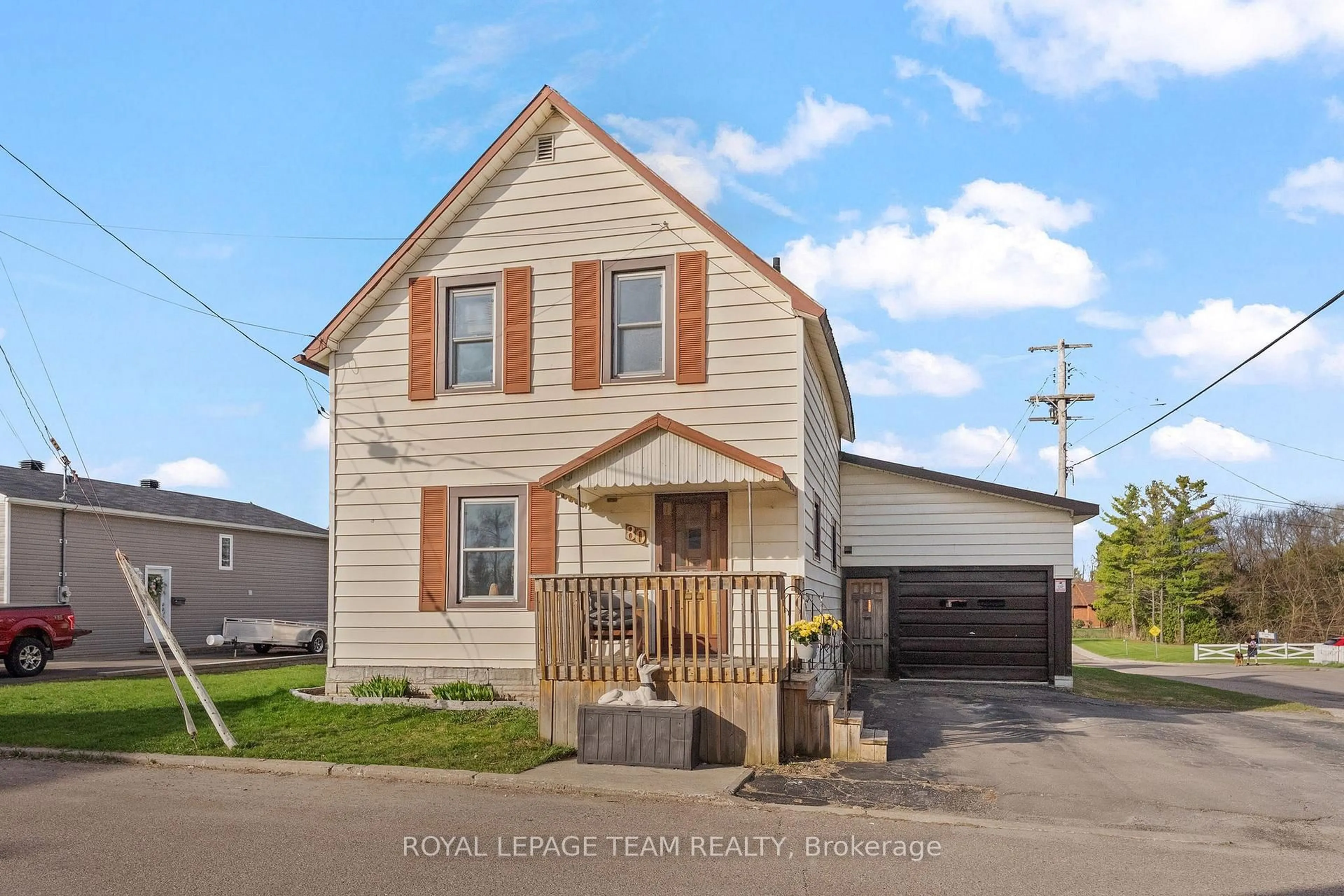 Home with vinyl exterior material, street for 80 Bank St, Renfrew Ontario K7V 2E6