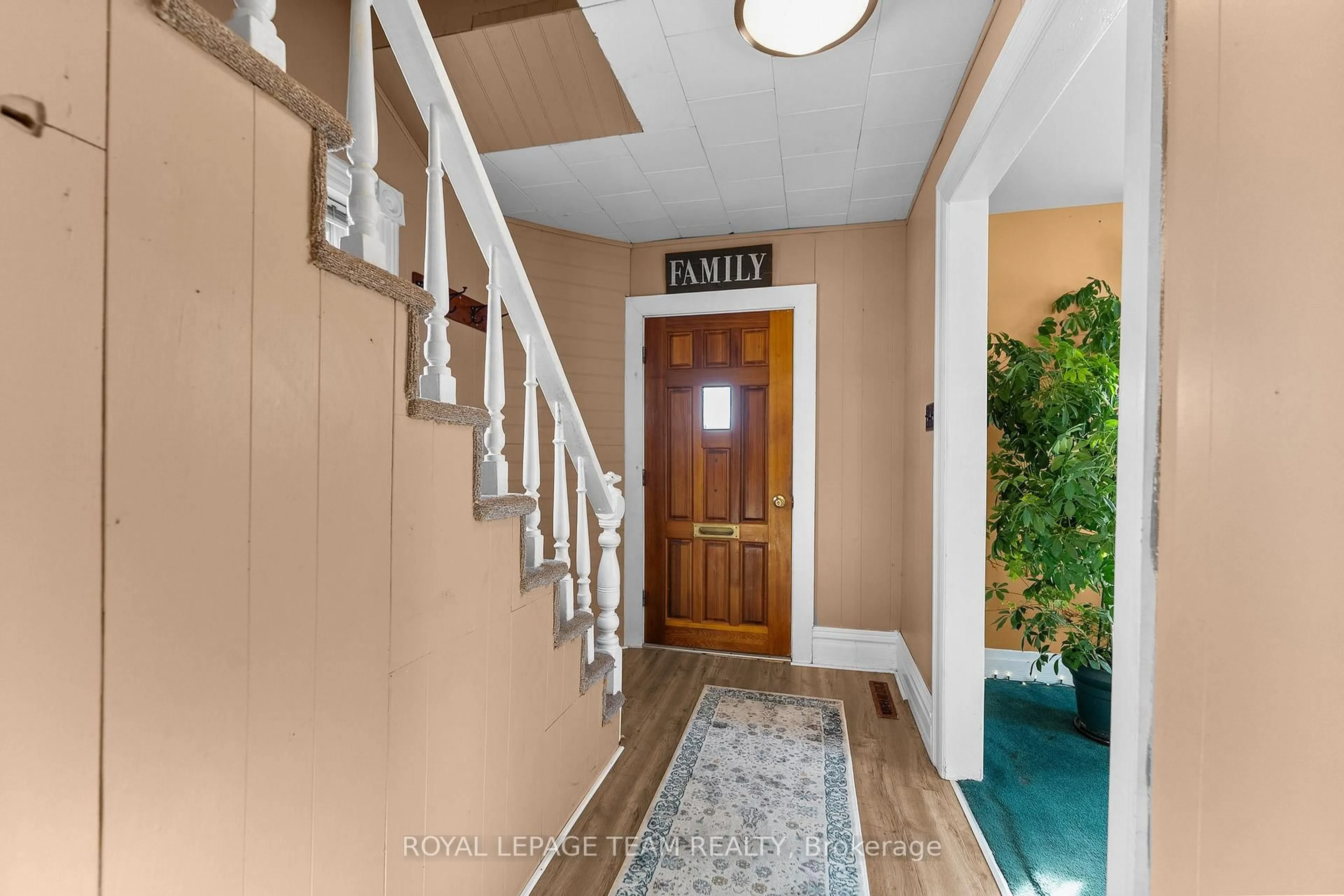 Indoor entryway for 80 Bank St, Renfrew Ontario K7V 2E6