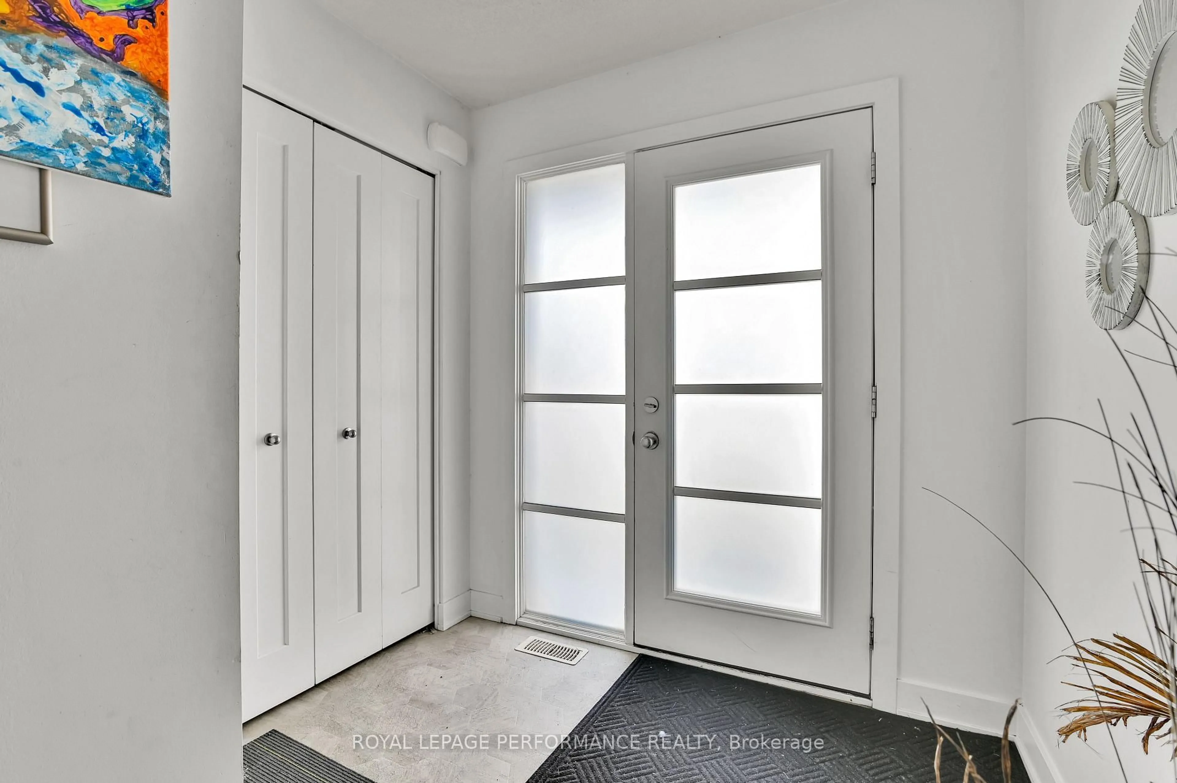 Indoor entryway for 609 Robert St, Clarence-Rockland Ontario K4K 1E8