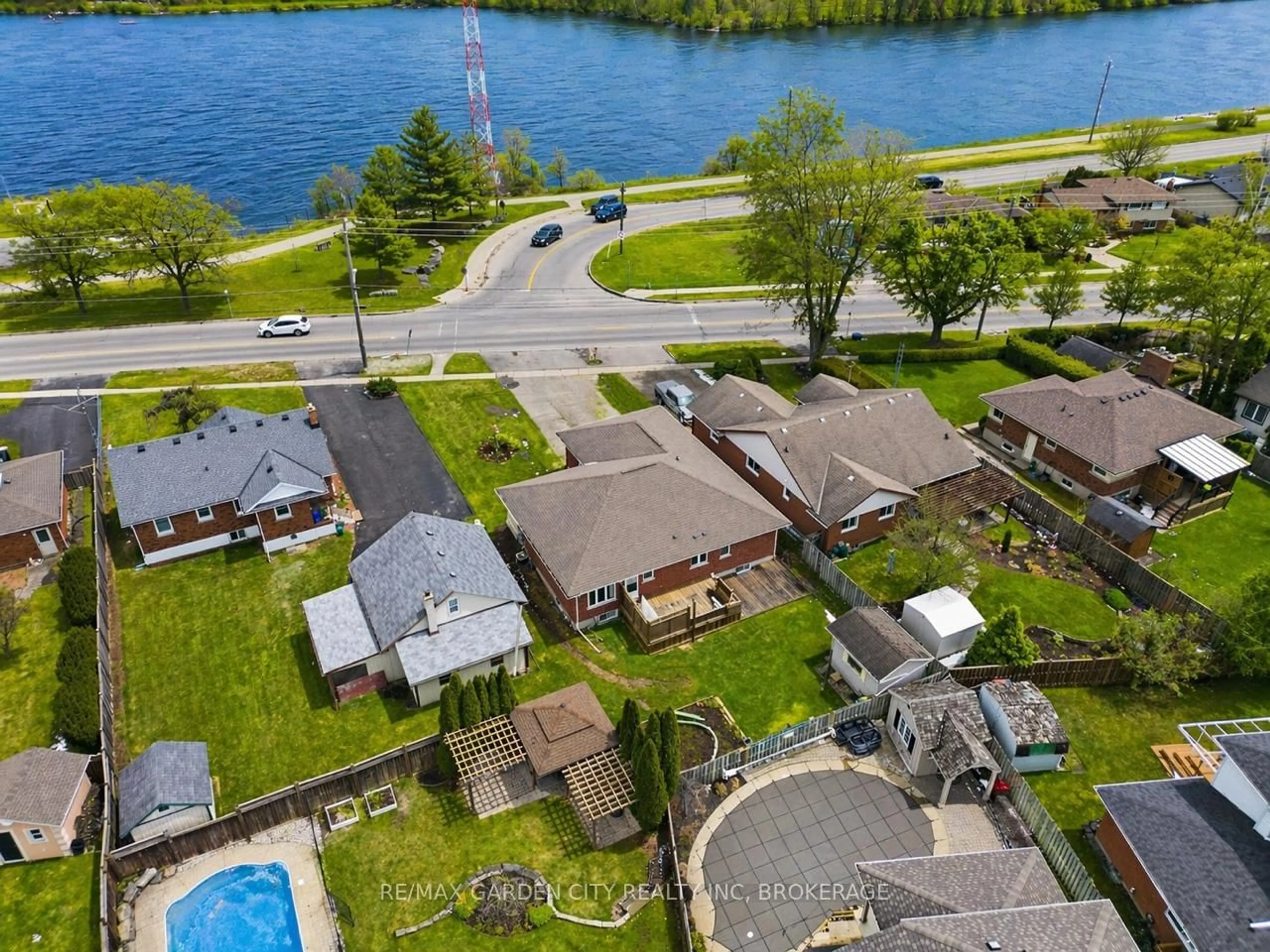 A pic from outside/outdoor area/front of a property/back of a property/a pic from drone, water/lake/river/ocean view for 603 BUNTING Rd, St. Catharines Ontario L2M 2Z9