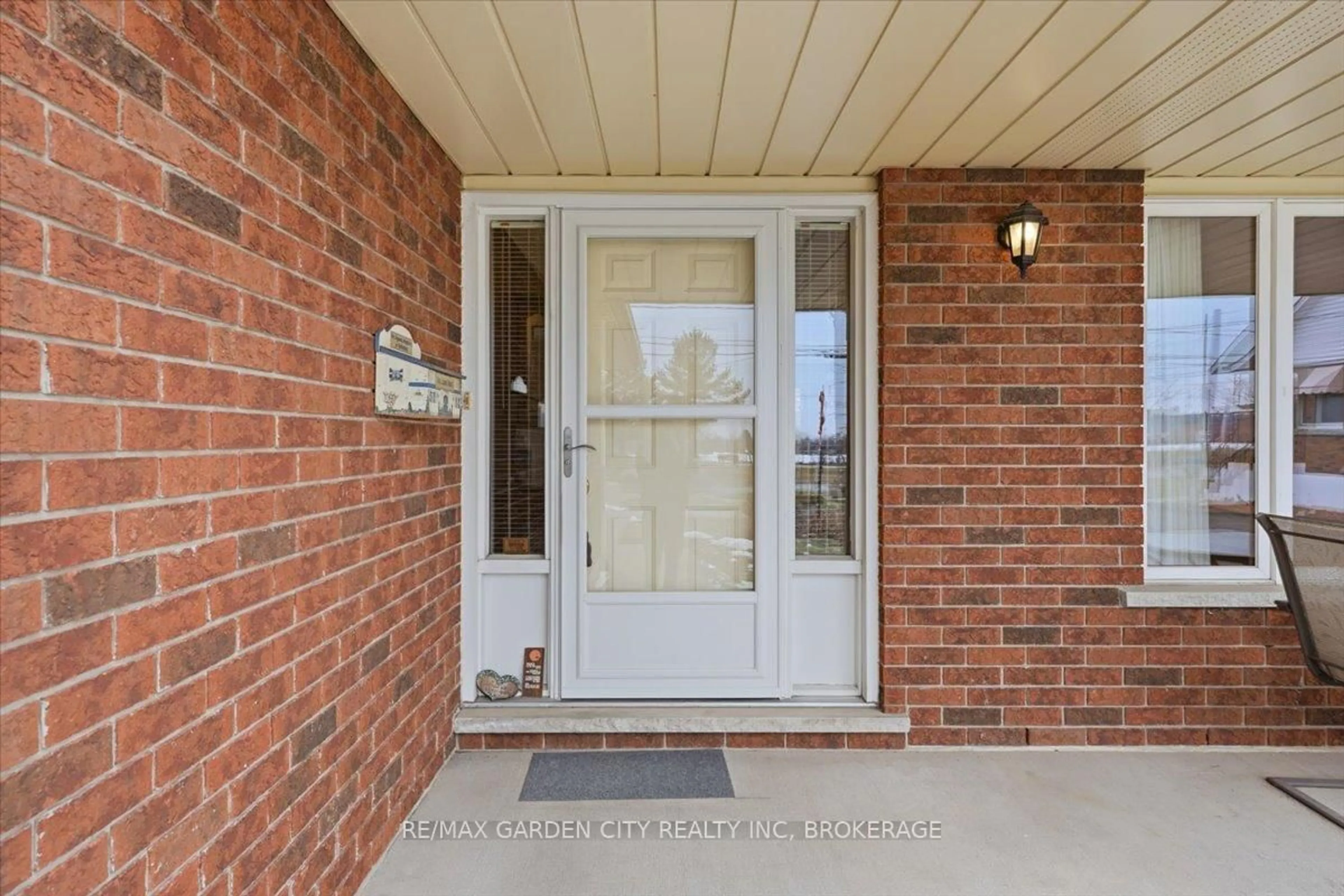 Indoor entryway for 603 BUNTING Rd, St. Catharines Ontario L2M 2Z9