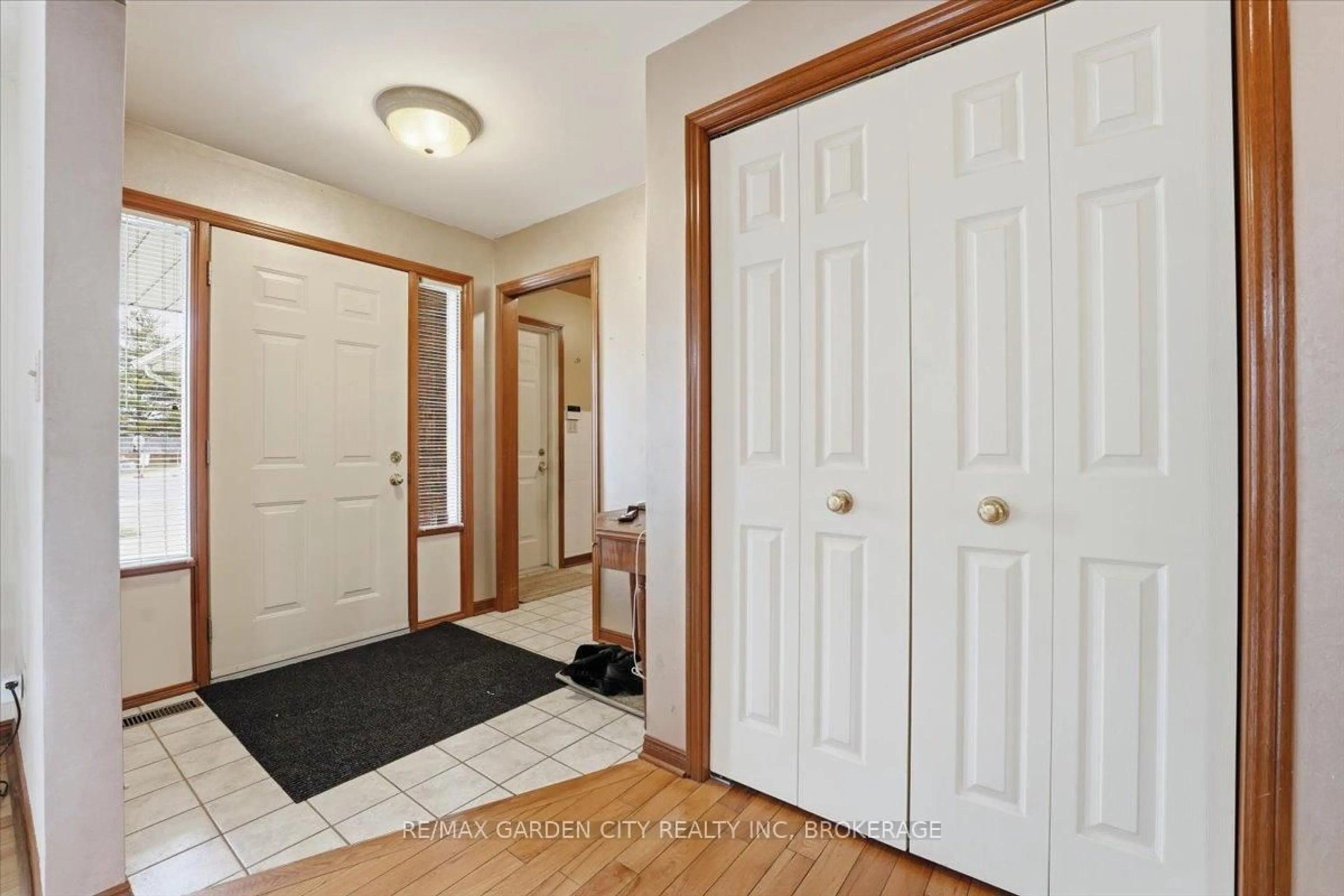 Indoor entryway for 603 BUNTING Rd, St. Catharines Ontario L2M 2Z9
