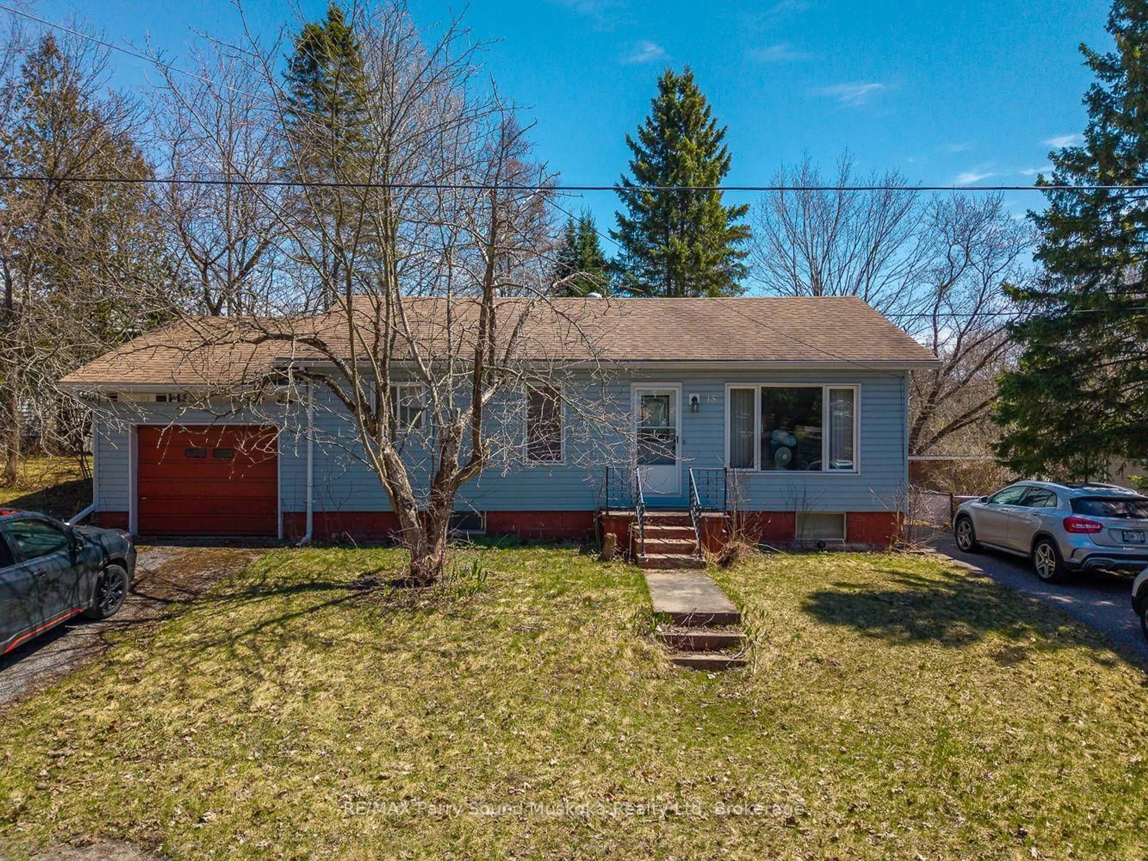 A pic from outside/outdoor area/front of a property/back of a property/a pic from drone, street for 15 Louisa St, Parry Sound Ontario P2A 2V3