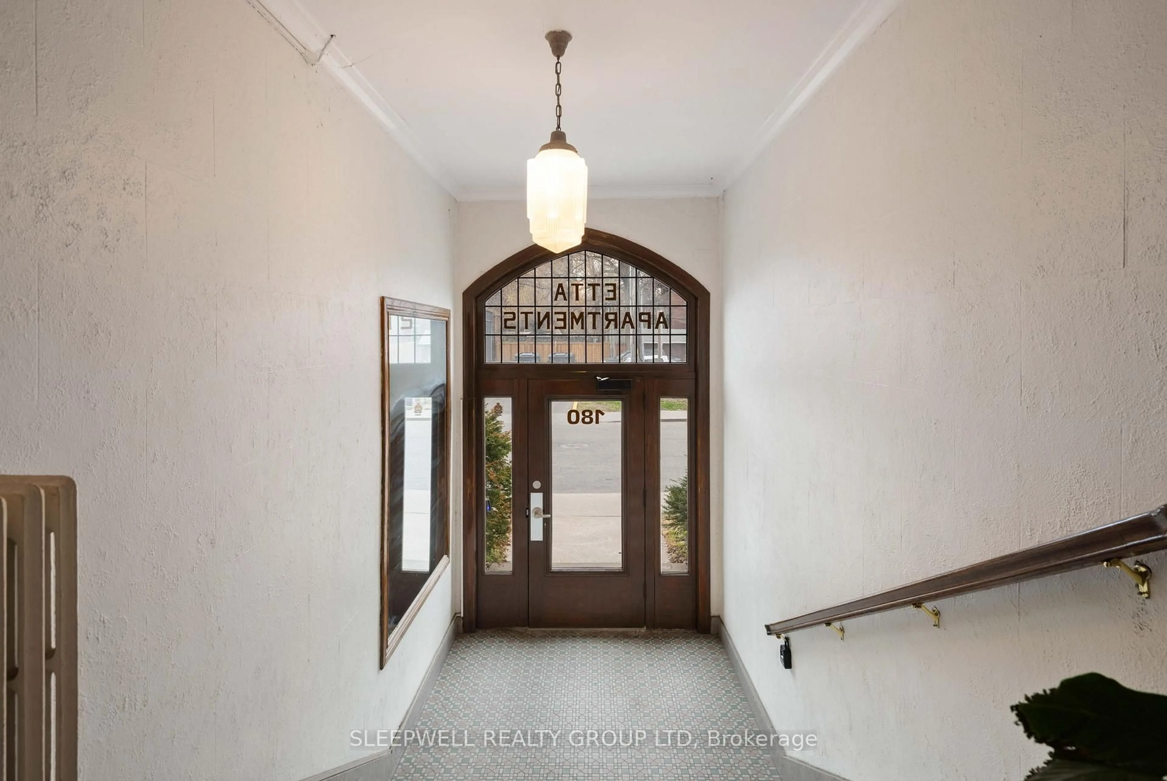 Indoor foyer for 180 Augusta St #1A, Ottawa Ontario K1N 8C1