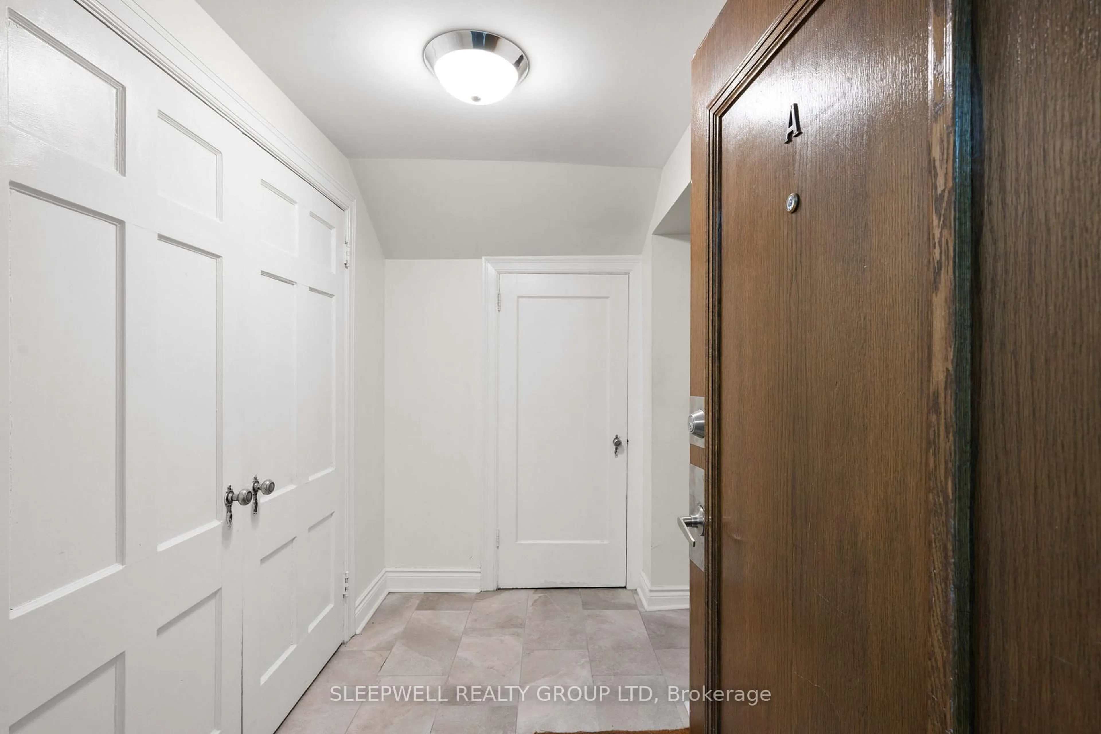 Indoor entryway for 180 Augusta St #1A, Ottawa Ontario K1N 8C1