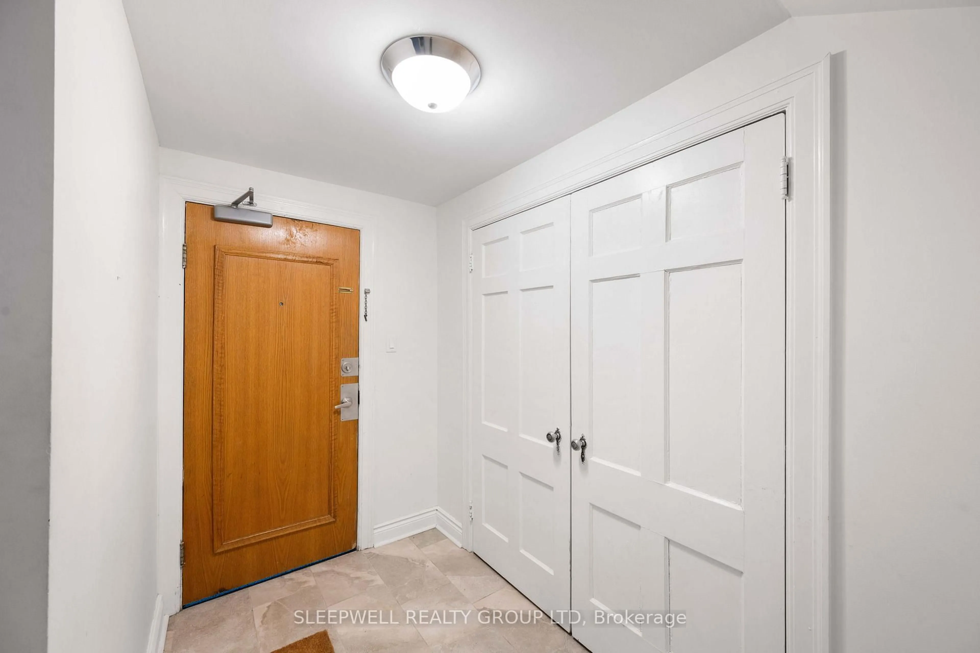 Indoor entryway for 180 Augusta St #1A, Ottawa Ontario K1N 8C1