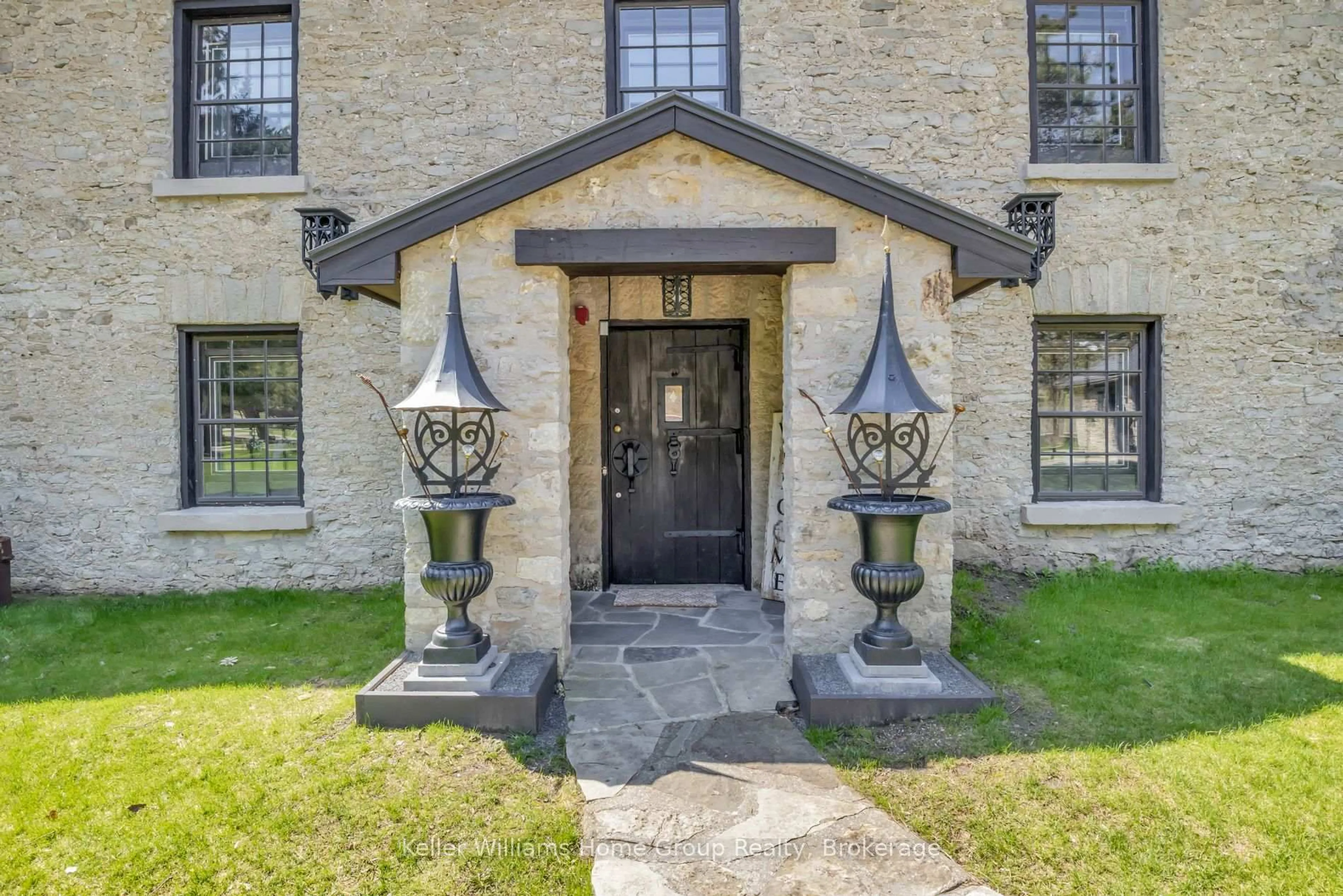 Indoor entryway for 6 MillRidge Estate Private, Centre Wellington Ontario N0B 1S0