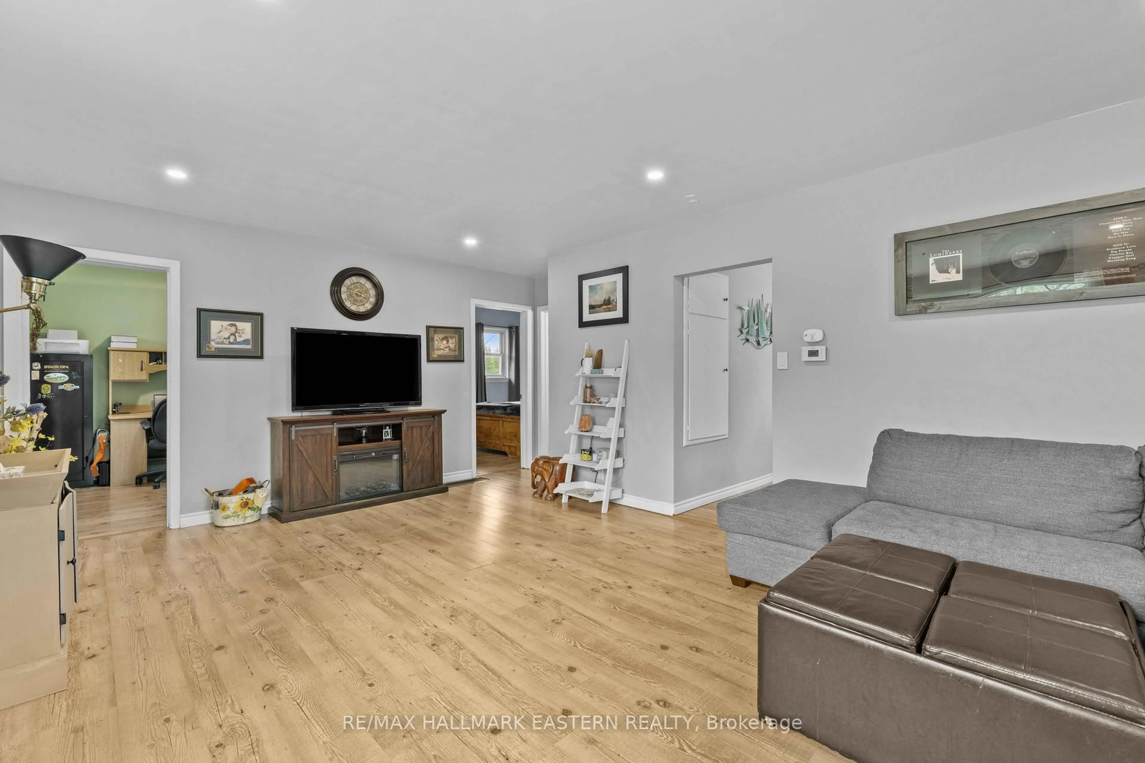 Living room with furniture, wood/laminate floor for 1883 Twelfth Line, Selwyn Ontario K0L 2H0