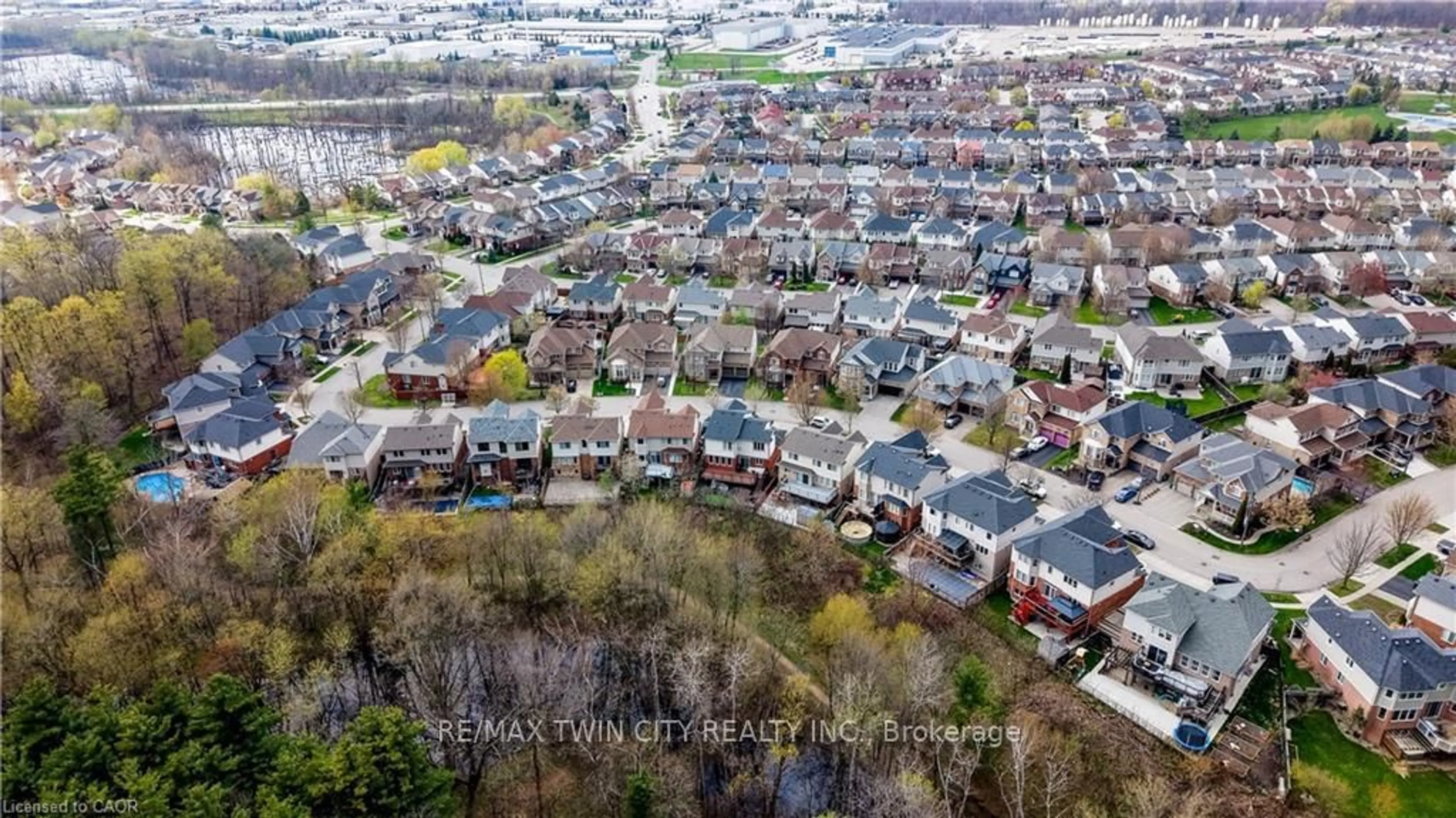 A pic from outside/outdoor area/front of a property/back of a property/a pic from drone, city buildings view from balcony for 76 GLAZEBROOK Cres, Cambridge Ontario N1T 2H8
