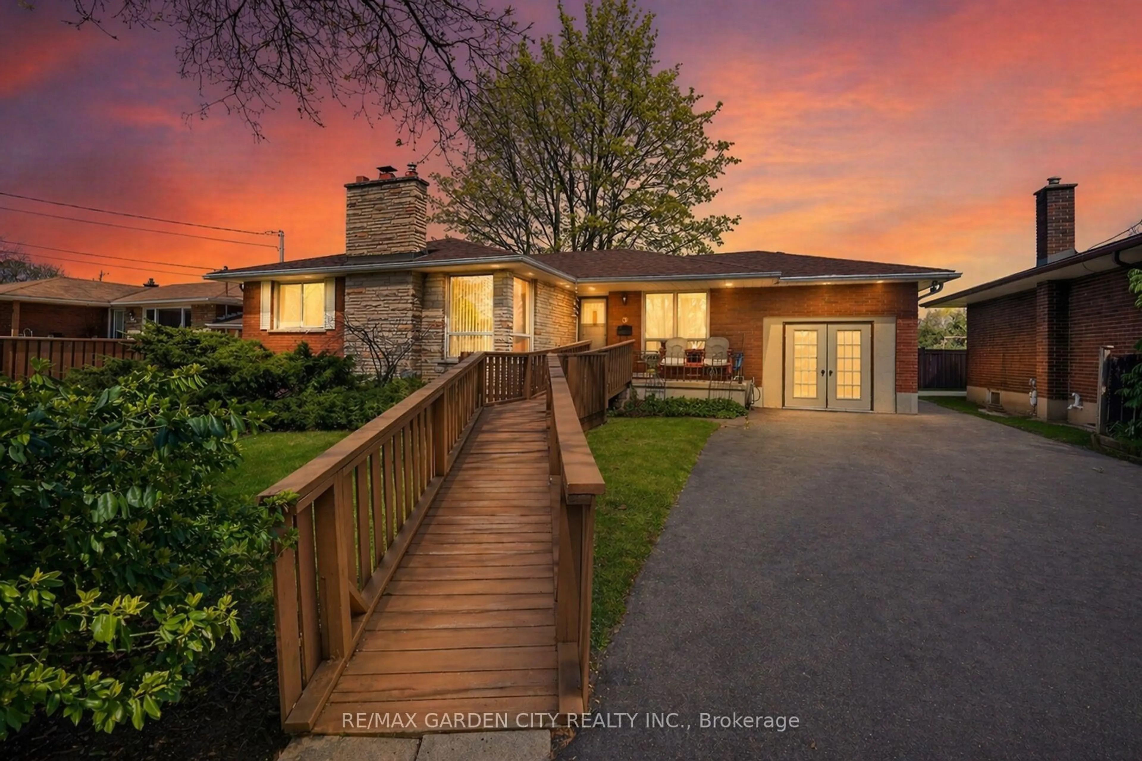 A pic from outside/outdoor area/front of a property/back of a property/a pic from drone, street for 5 Lockview Cres, St. Catharines Ontario L2M 2T2