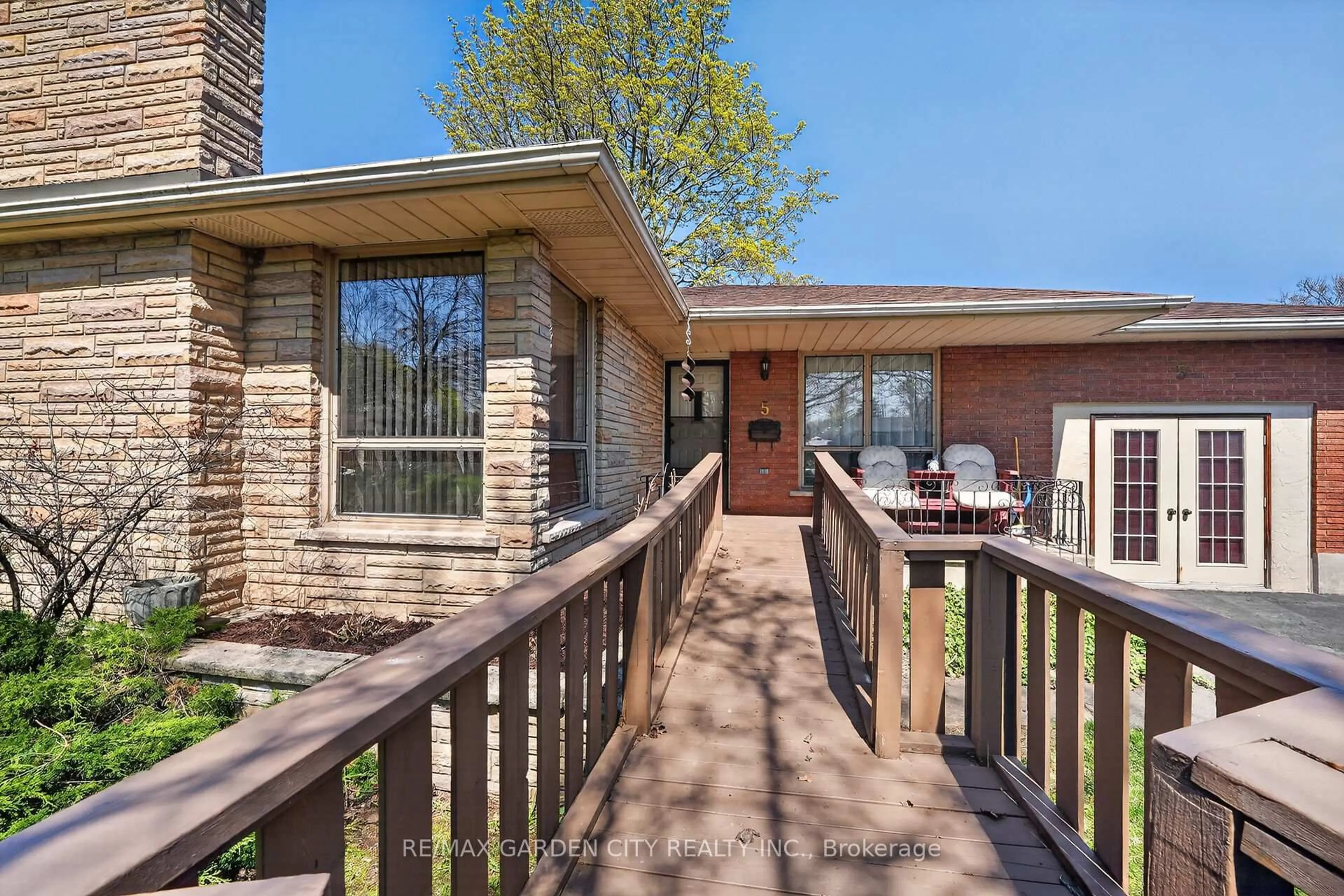 Unknown for 5 Lockview Cres, St. Catharines Ontario L2M 2T2