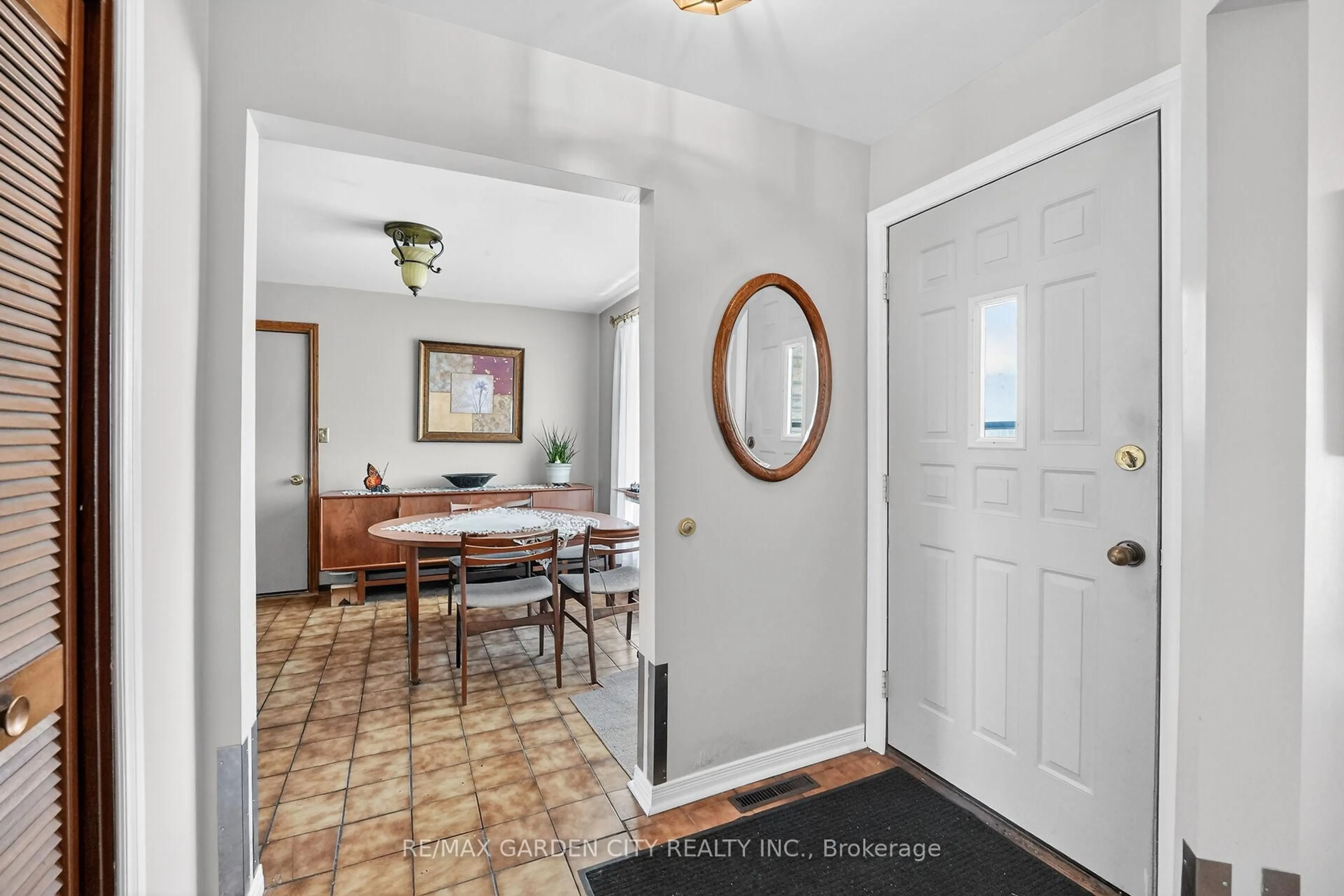 Indoor entryway for 5 Lockview Cres, St. Catharines Ontario L2M 2T2