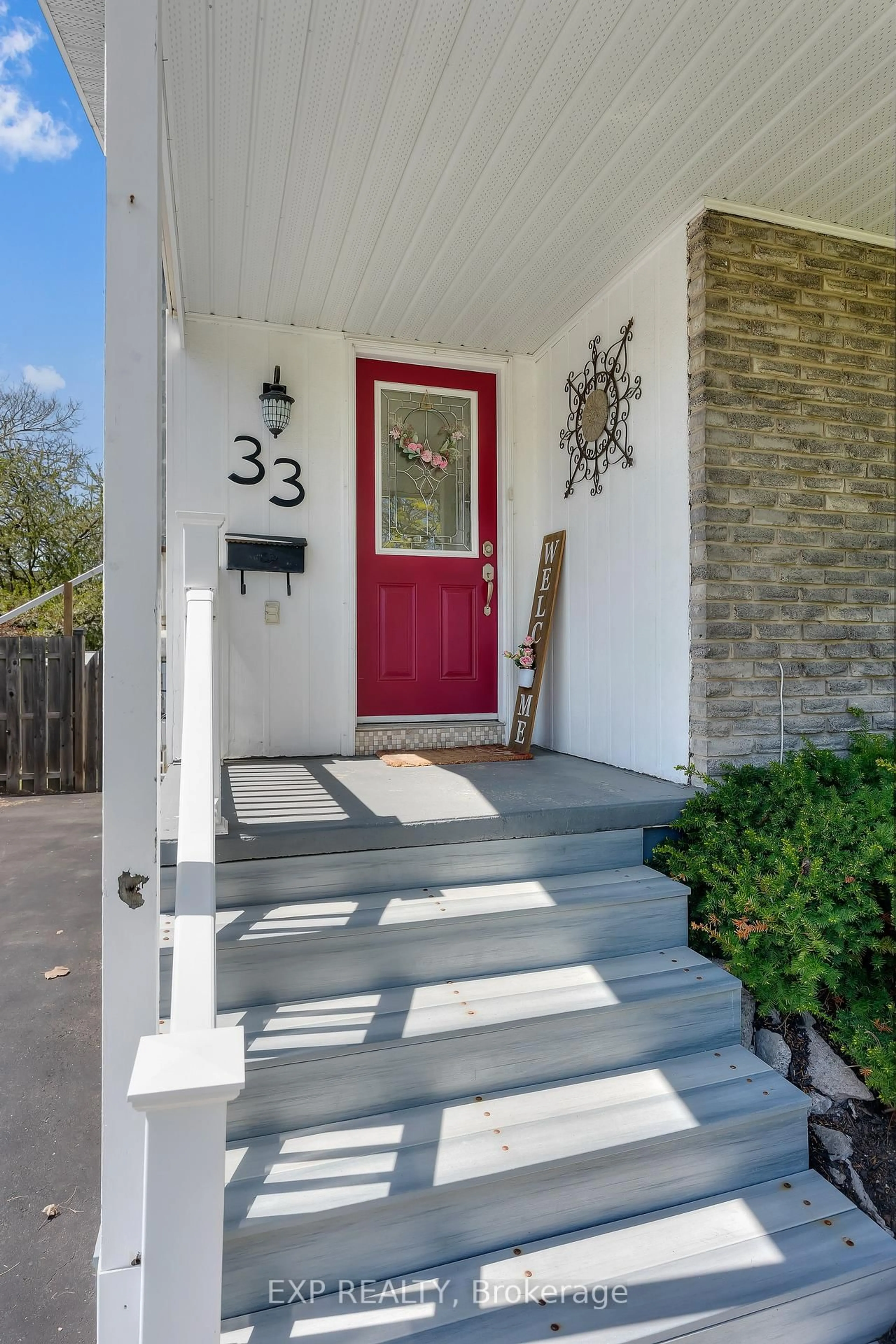 Indoor entryway for 33 Stanmary Dr, St. Catharines Ontario L2N 5T6