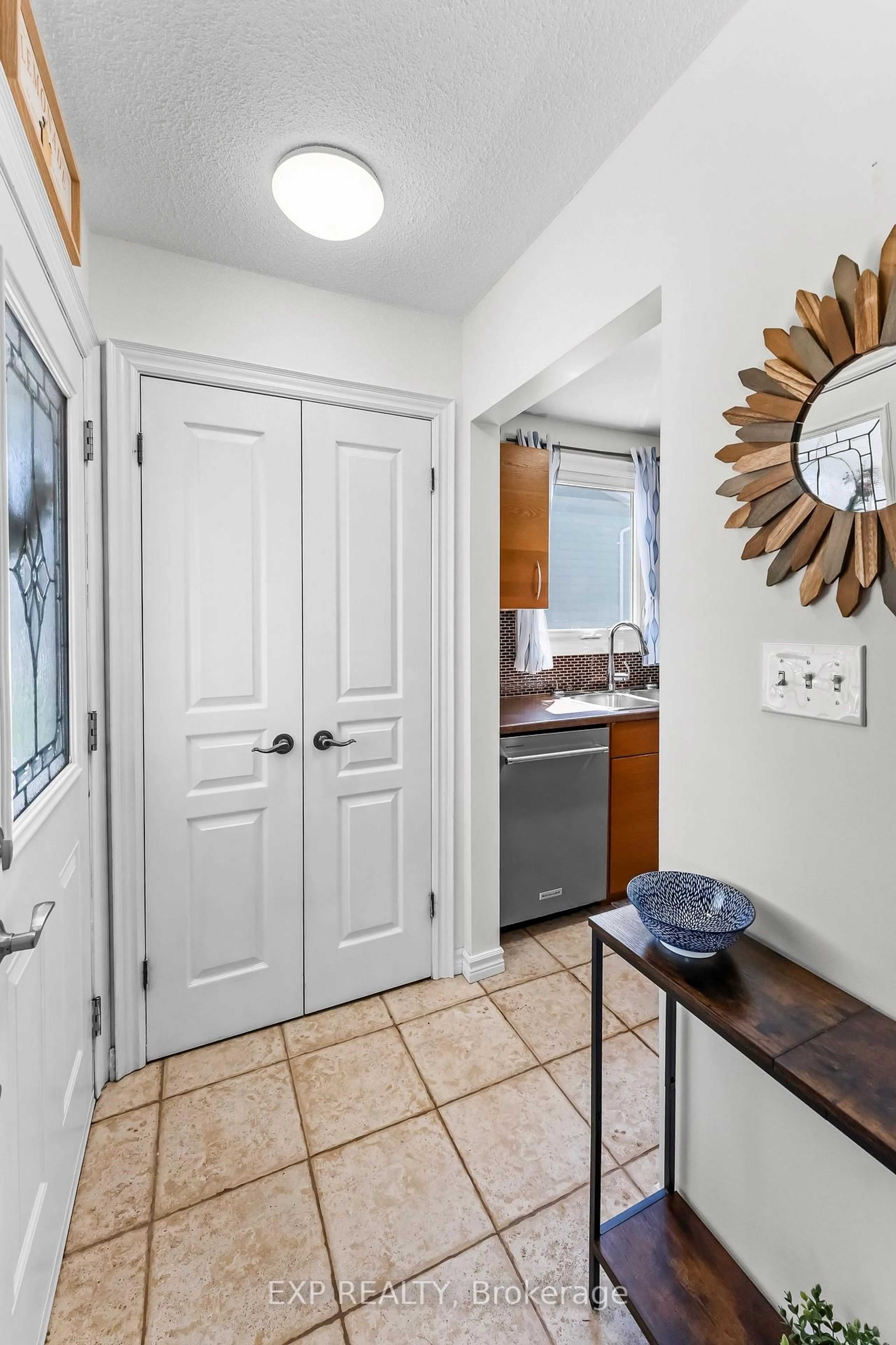 Indoor entryway for 33 Stanmary Dr, St. Catharines Ontario L2N 5T6