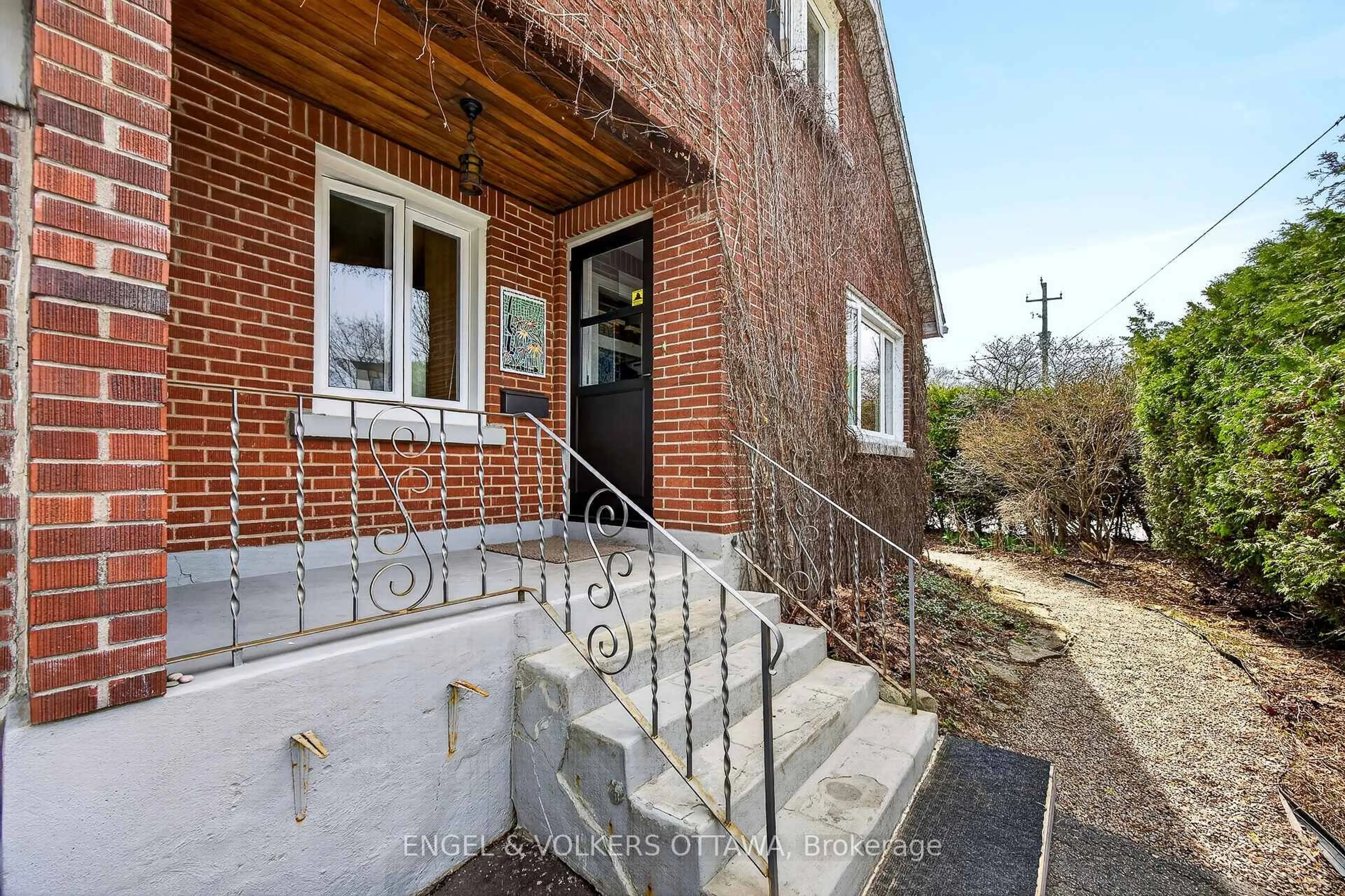 Home with brick exterior material, building for 166 Wesley Ave, Ottawa Ontario K1Z 7A1