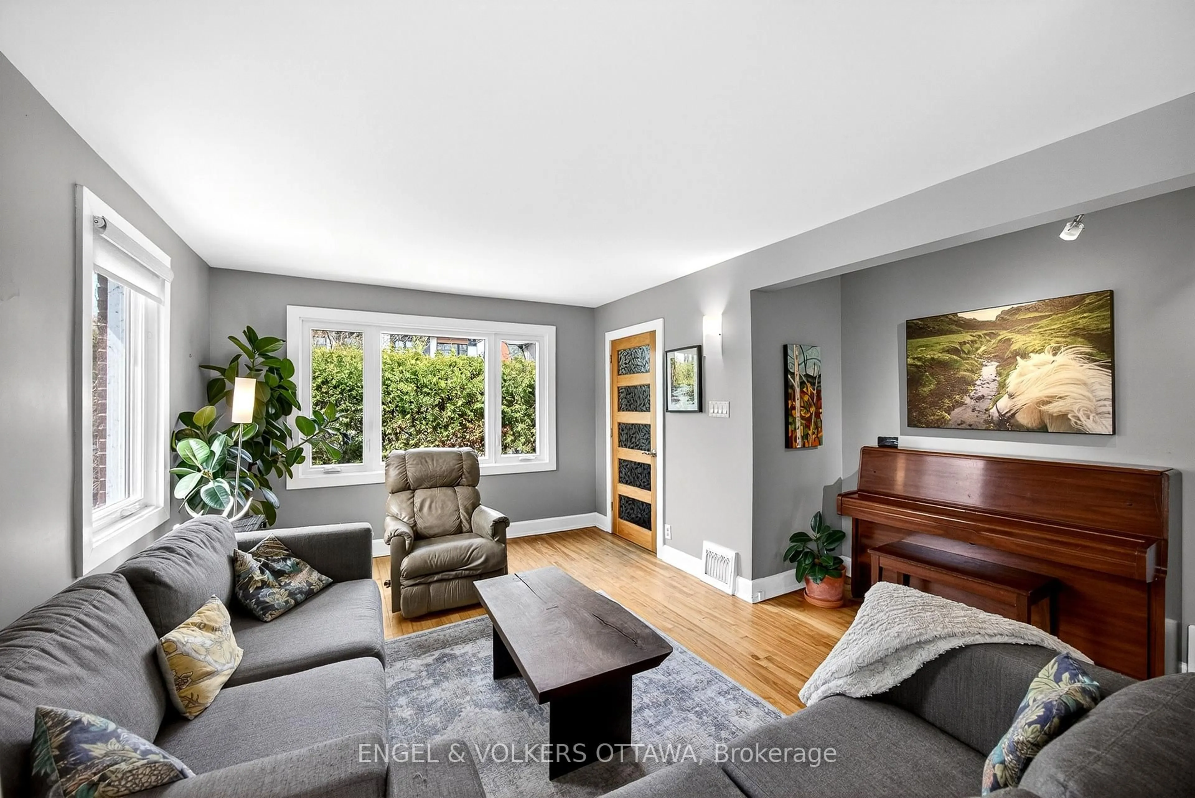 Living room with furniture, unknown for 166 Wesley Ave, Ottawa Ontario K1Z 7A1
