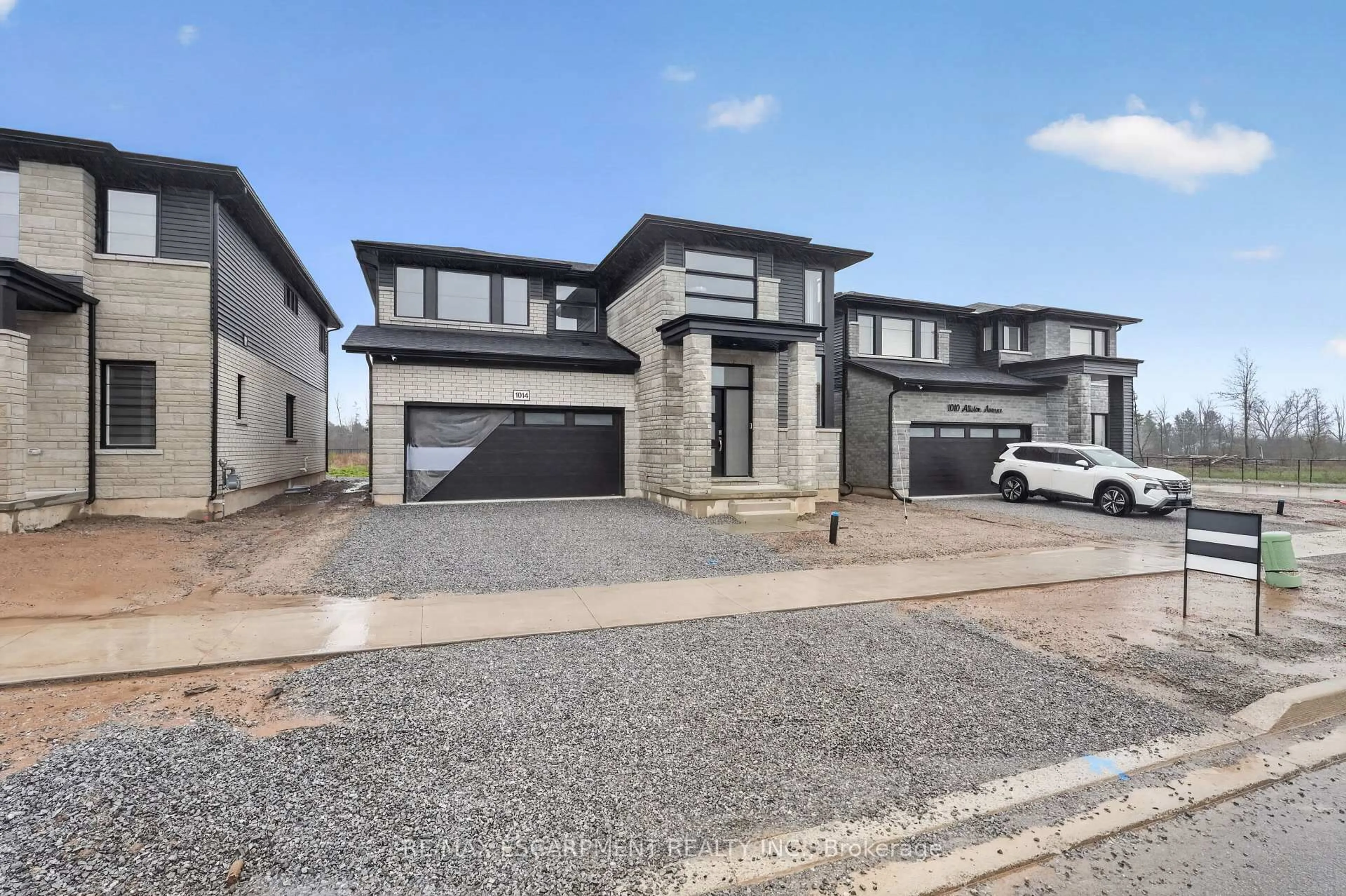 Home with brick exterior material, street for 1014 Alliston Ave, Fort Erie Ontario L2A 0H3