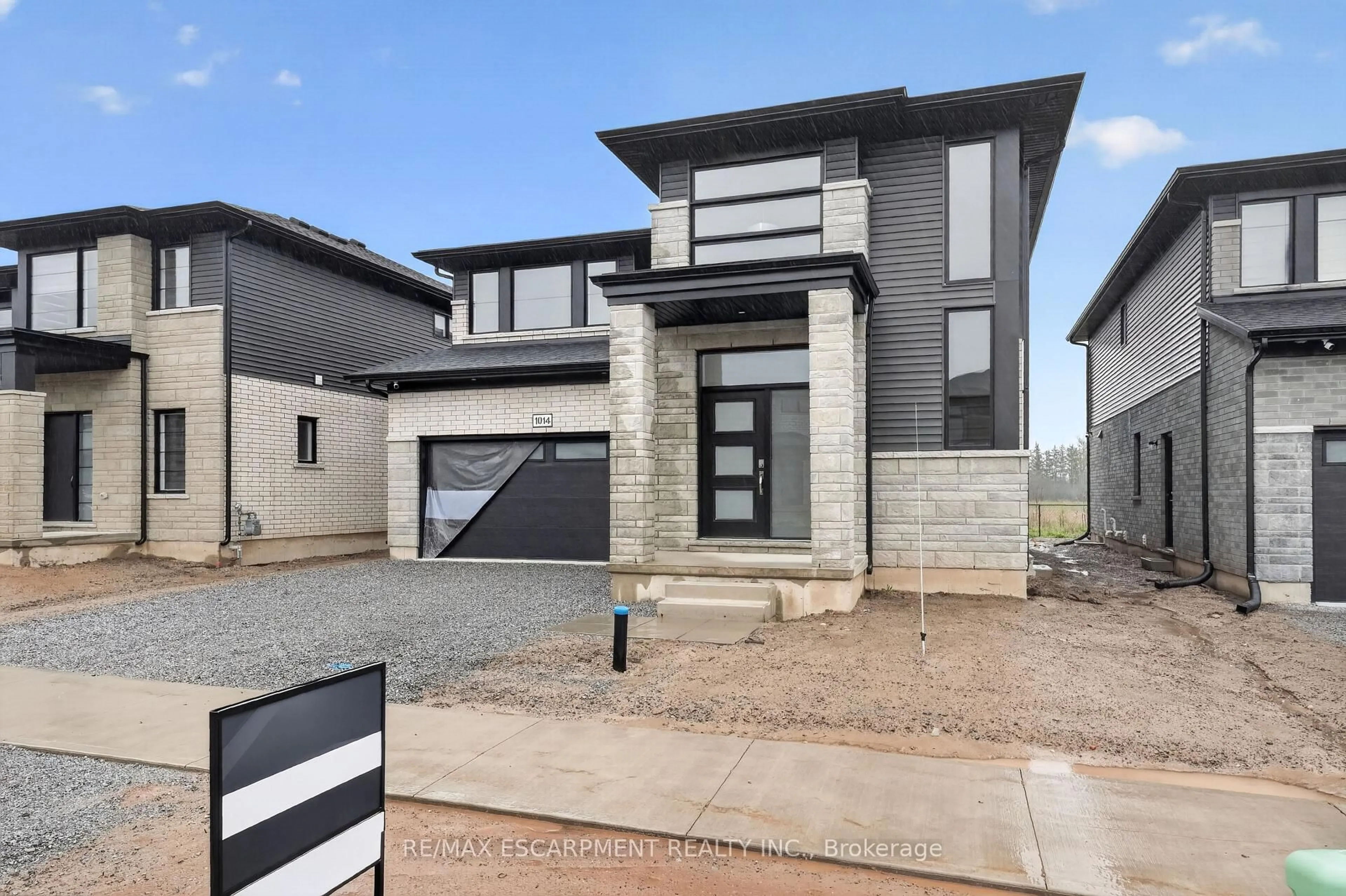 Home with brick exterior material, street for 1014 Alliston Ave, Fort Erie Ontario L2A 0H3