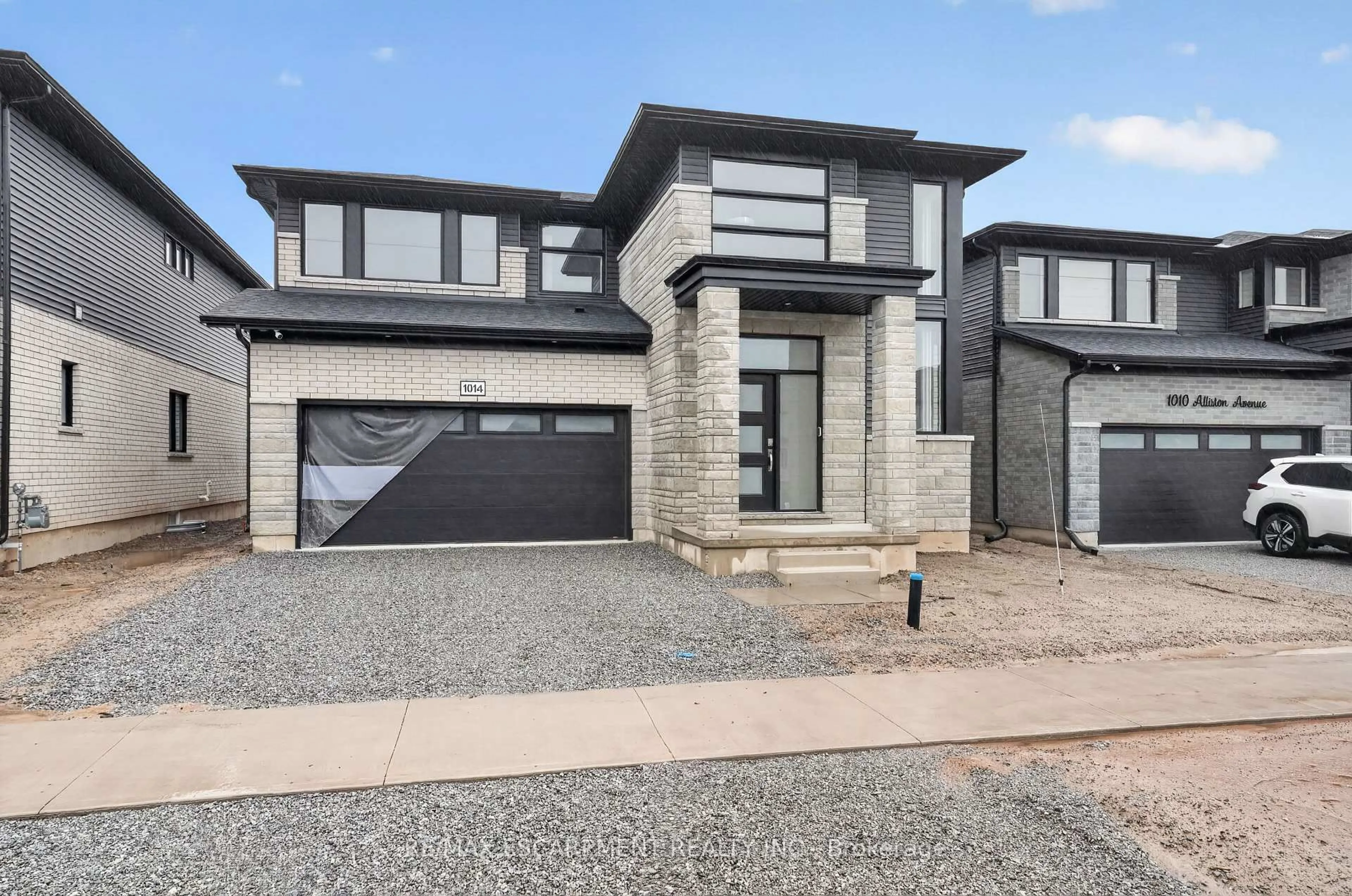 Home with brick exterior material, street for 1014 Alliston Ave, Fort Erie Ontario L2A 0H3