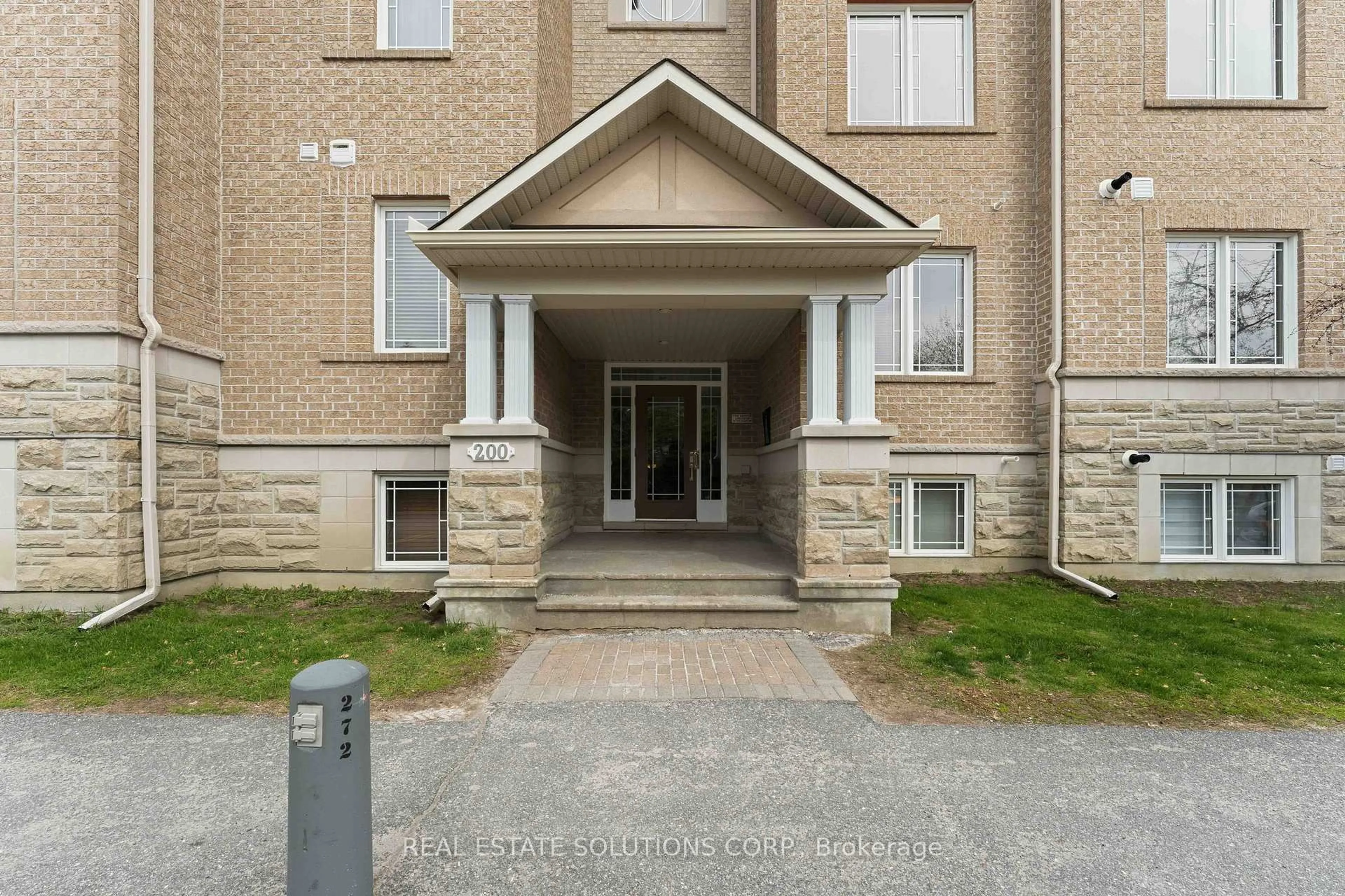 Indoor foyer for 200 Paseo Private #5, Ottawa Ontario K2G 4N7