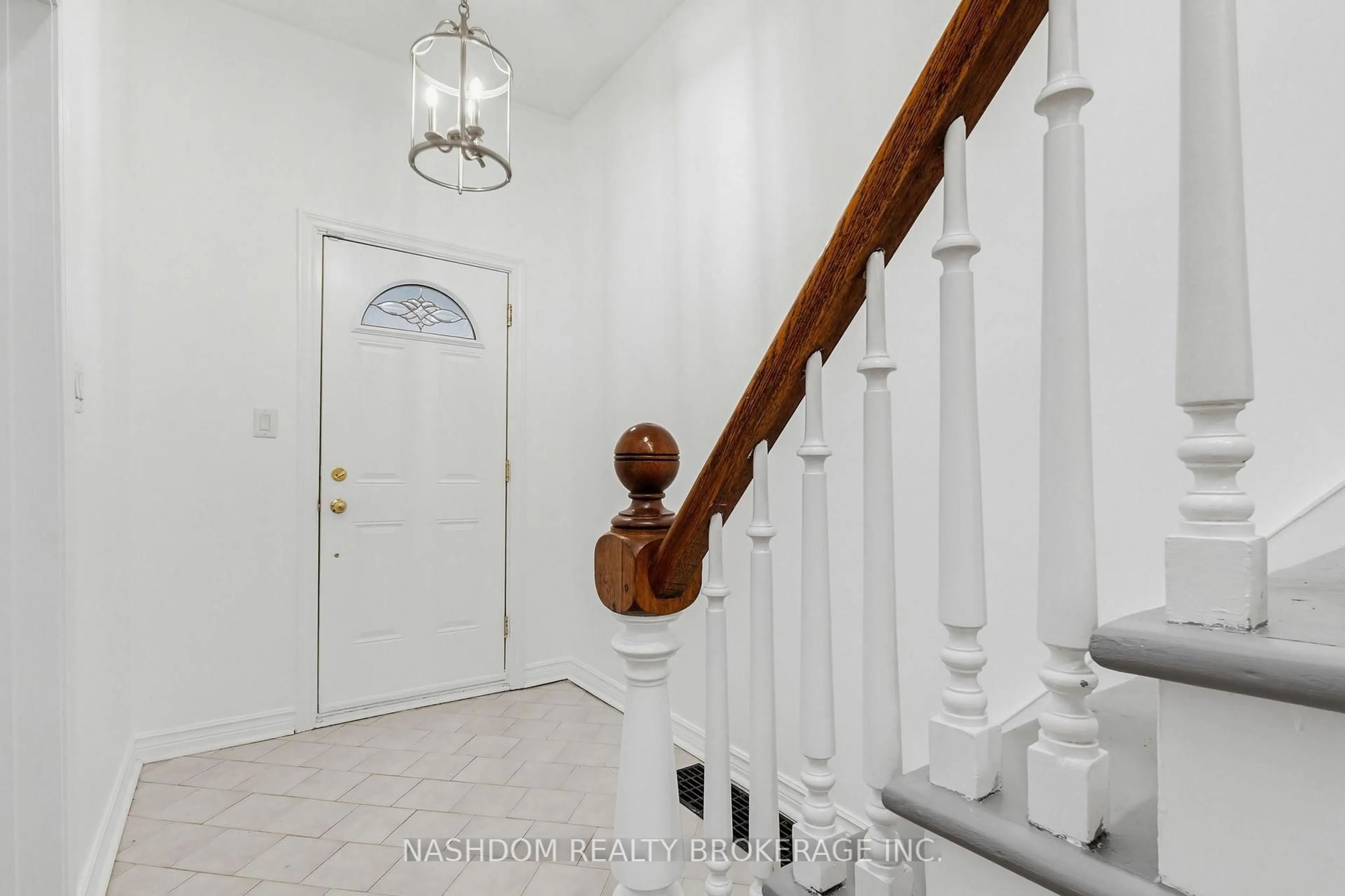 Indoor foyer for 42 Erie Ave, Hamilton Ontario L8N 2W6