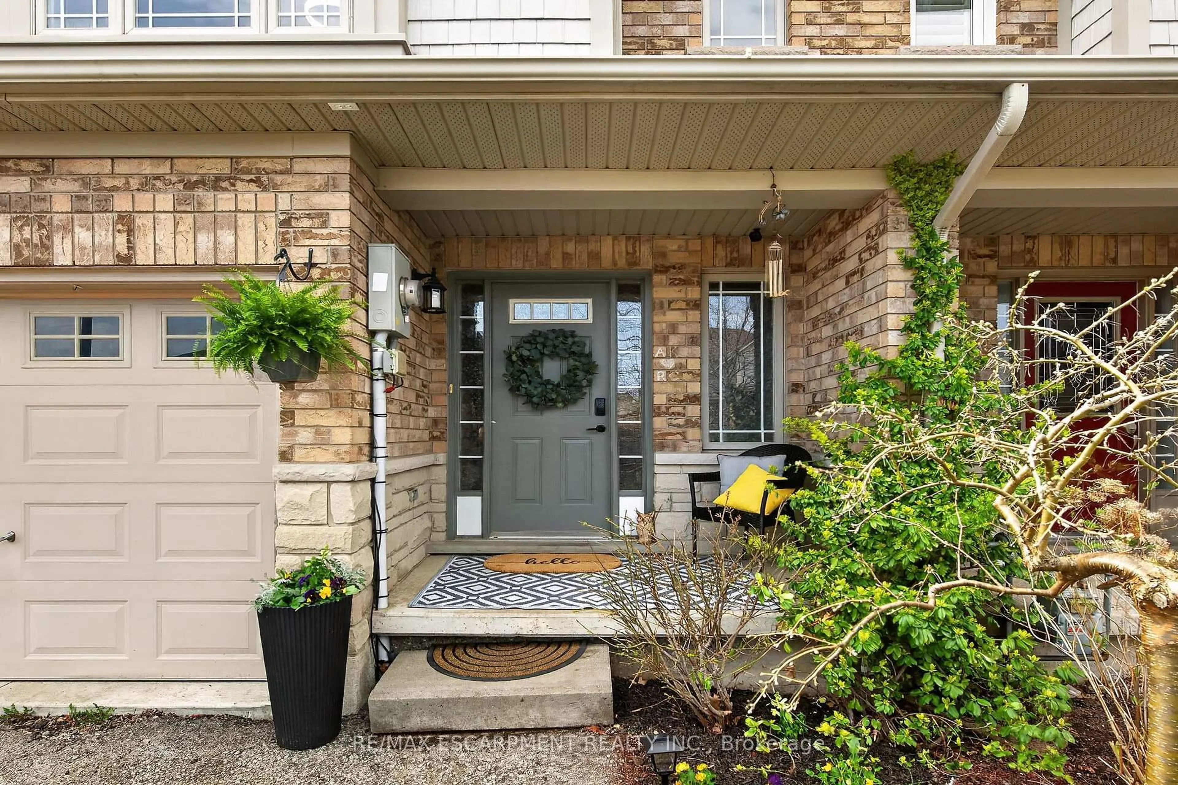 Indoor entryway for 33 Voyager Pass, Hamilton Ontario L0R 1C0