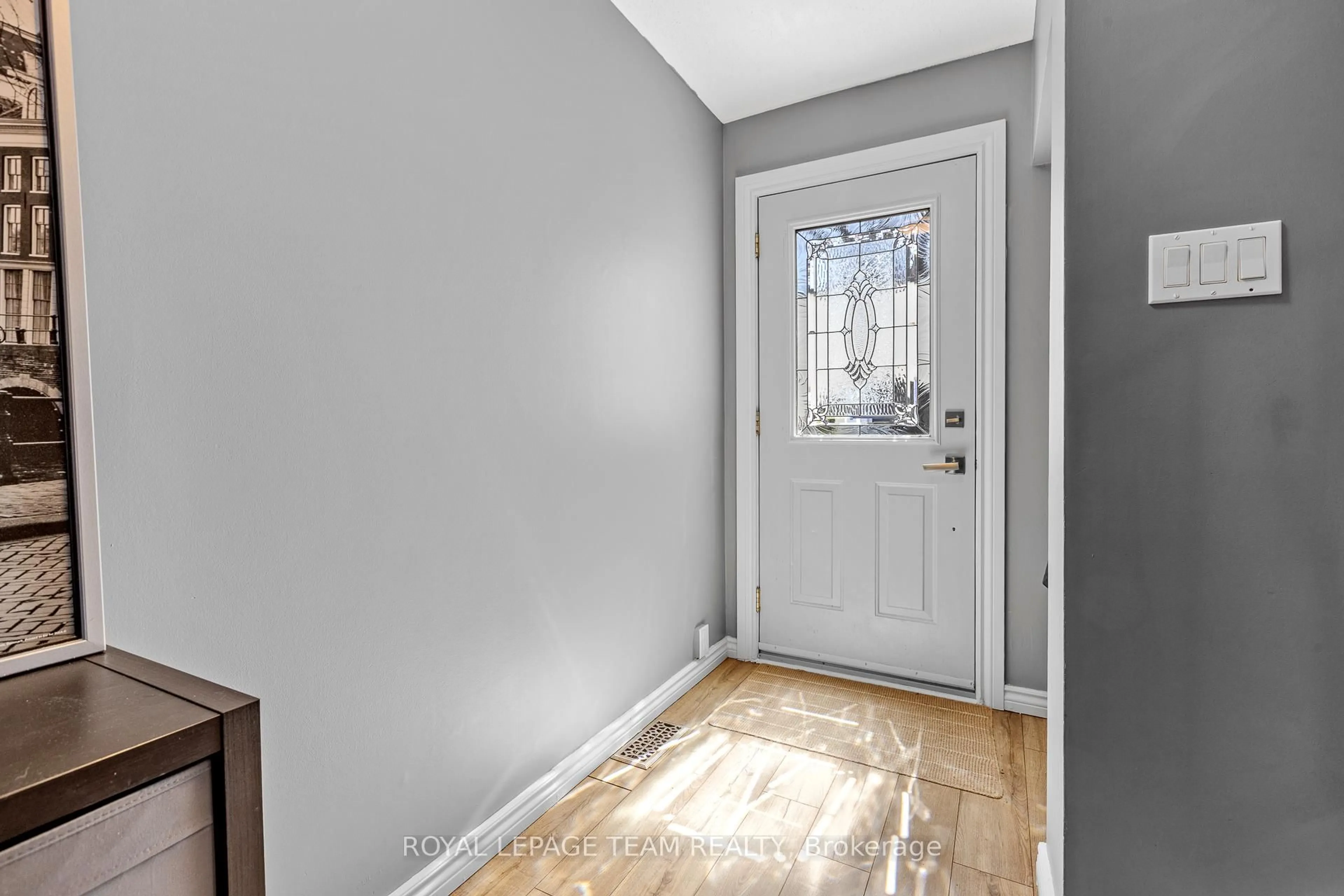 Indoor entryway for 25 Grady Cres, Ottawa Ontario K2H 5S2