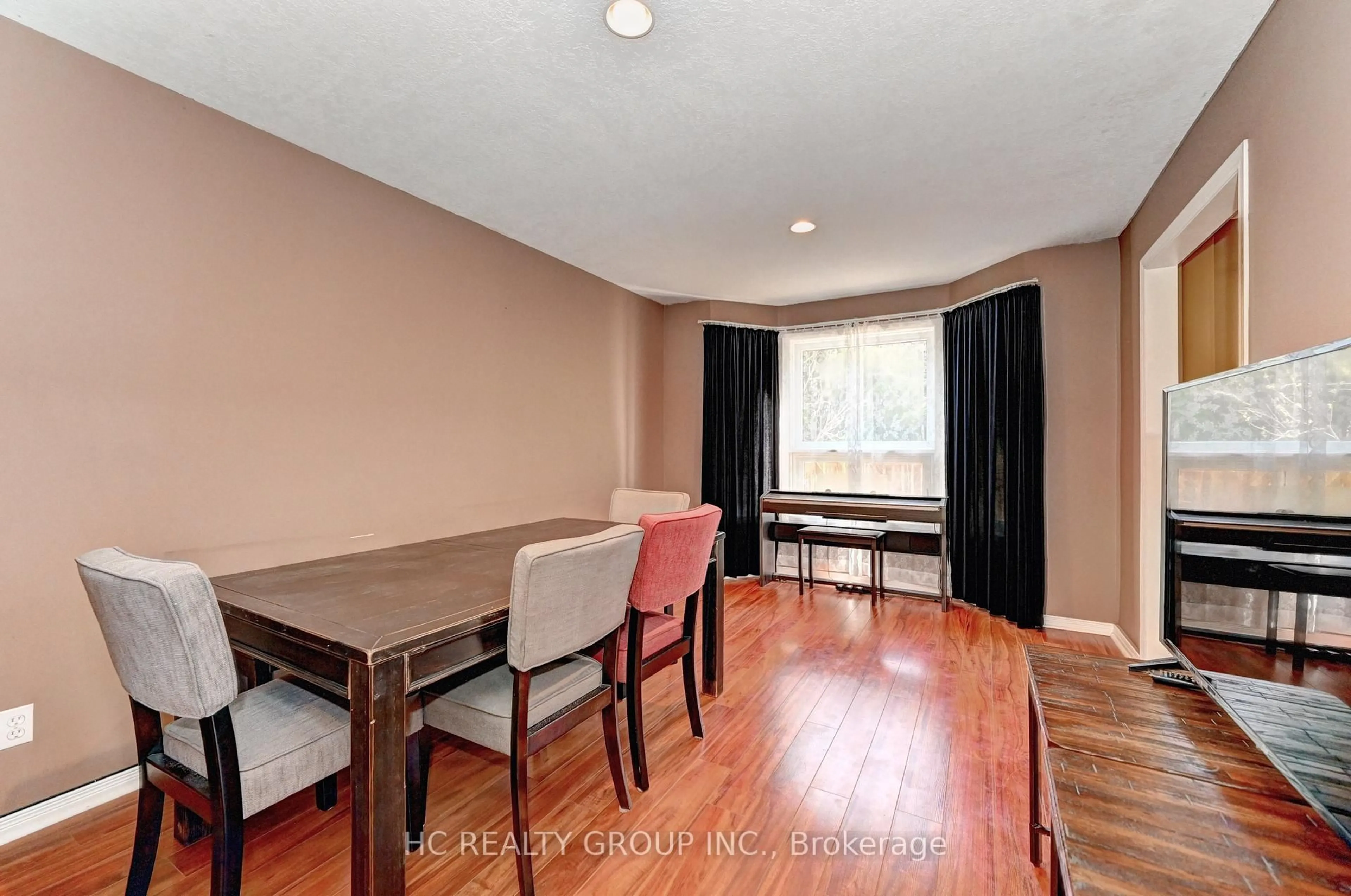 Dining room, wood/laminate floor for 271 Resurrection Dr, Kitchener Ontario N2N 3H4