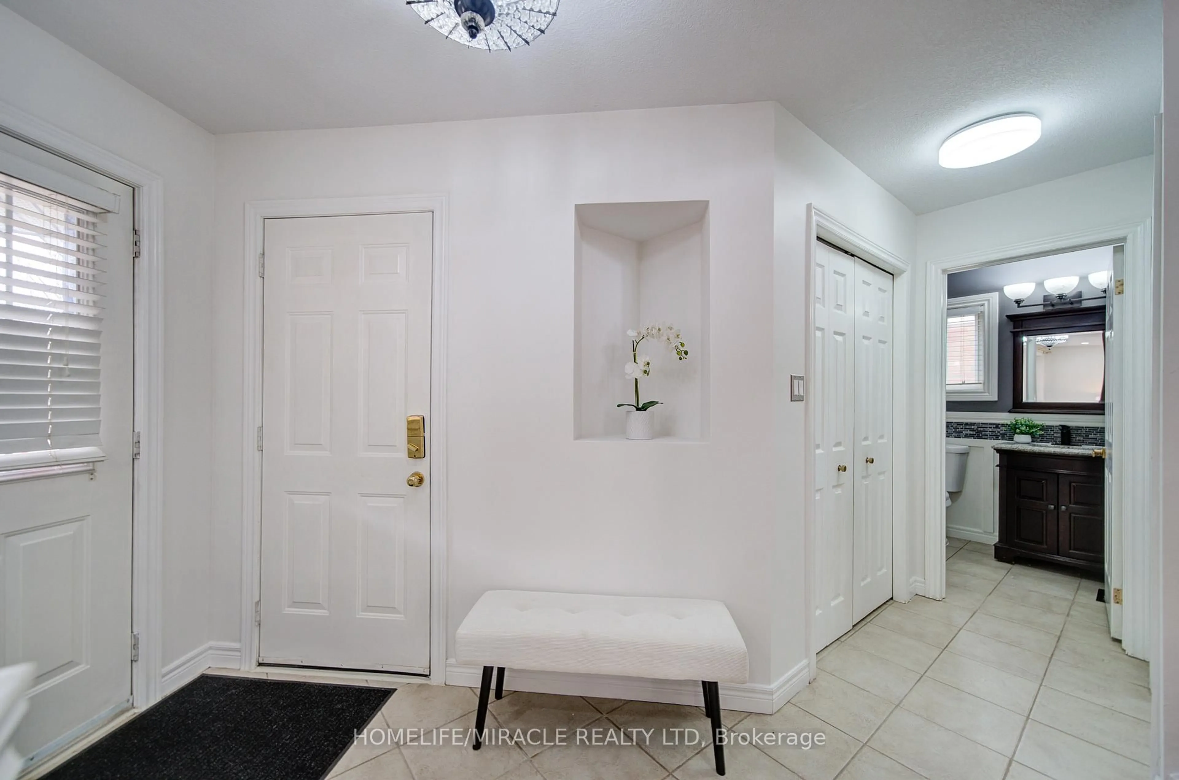 Indoor entryway for 55 Mcfarlane Dr, Cambridge Ontario N3C 4L7