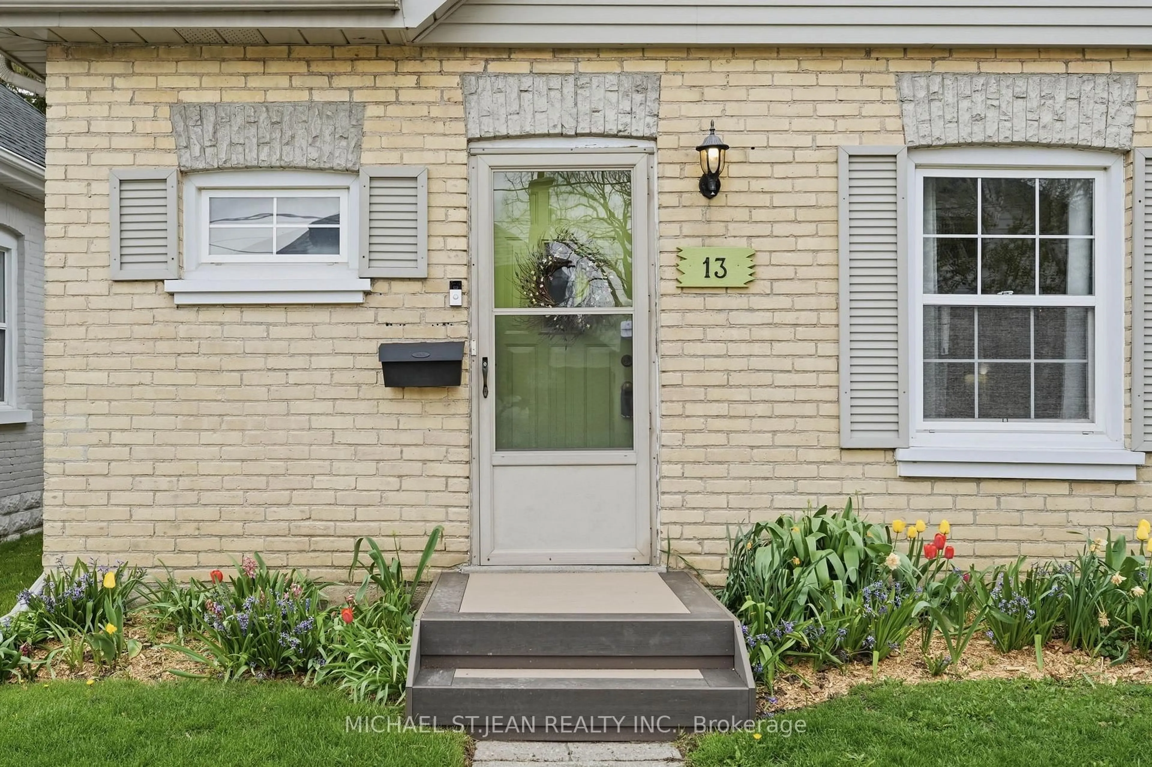 Indoor entryway for 13 Gordon St, Brantford Ontario N3S 2M7