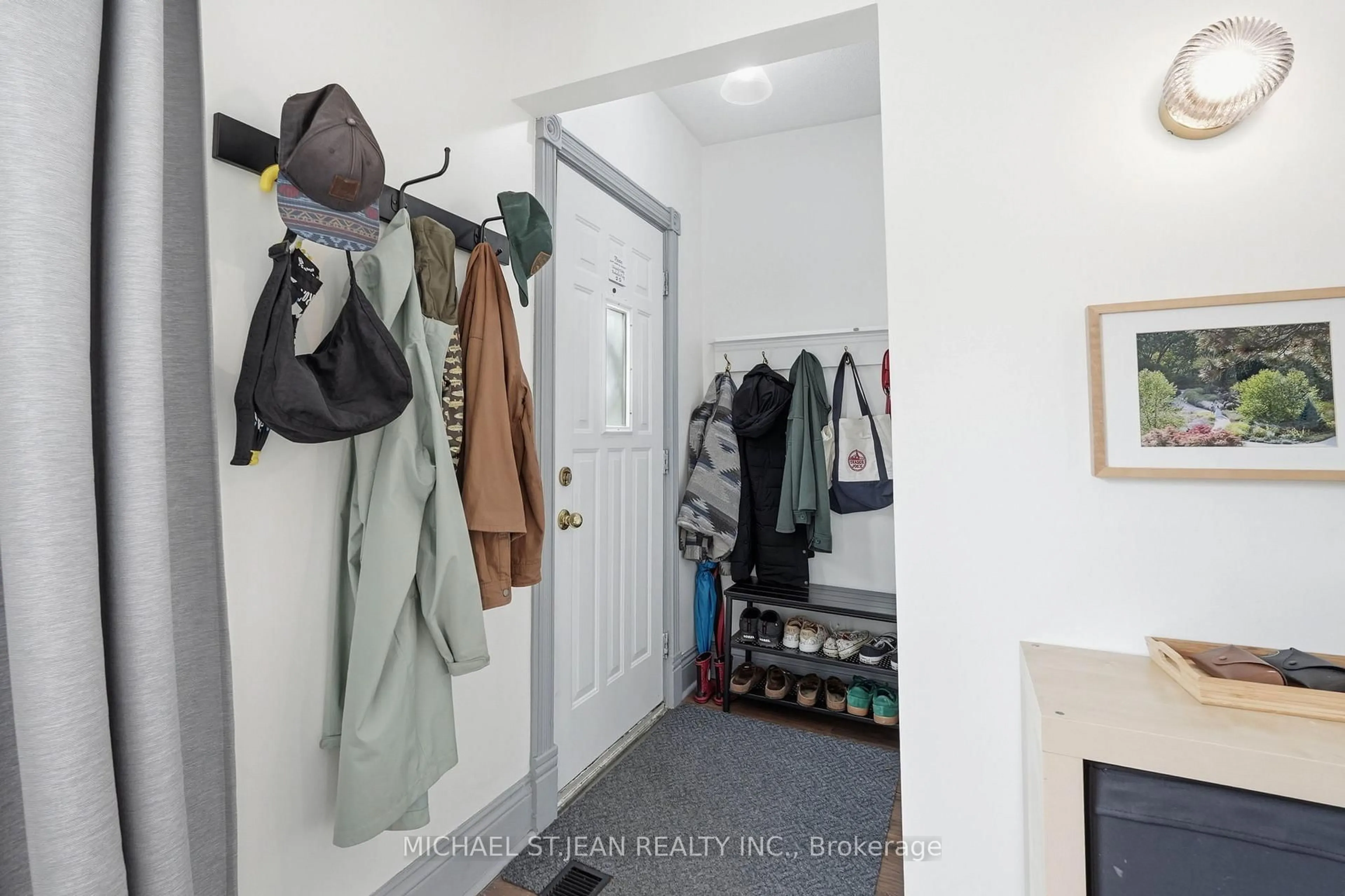 Indoor entryway for 13 Gordon St, Brantford Ontario N3S 2M7