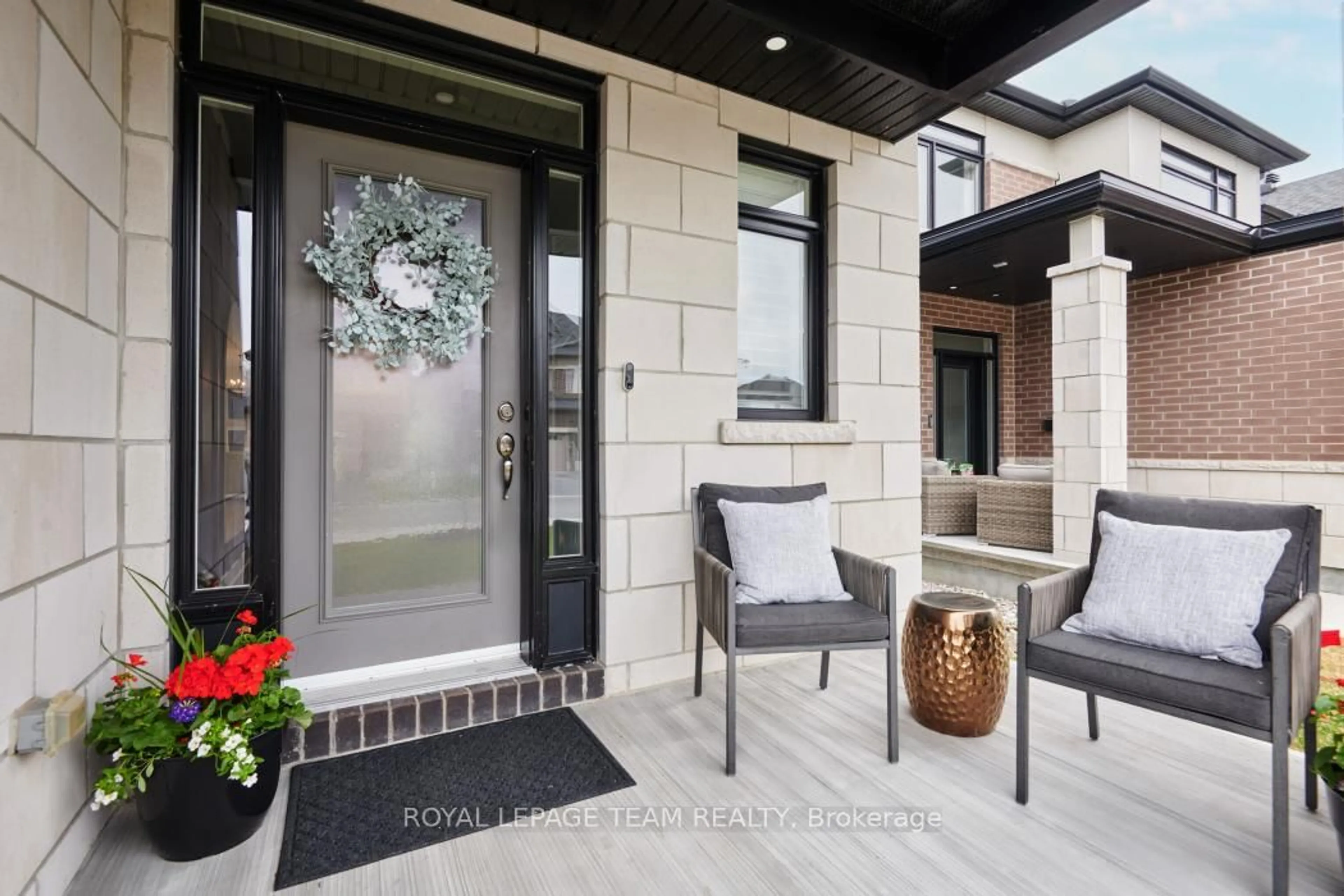 Indoor entryway for 516 Bobolink Rdge, Ottawa Ontario K2S 2N5