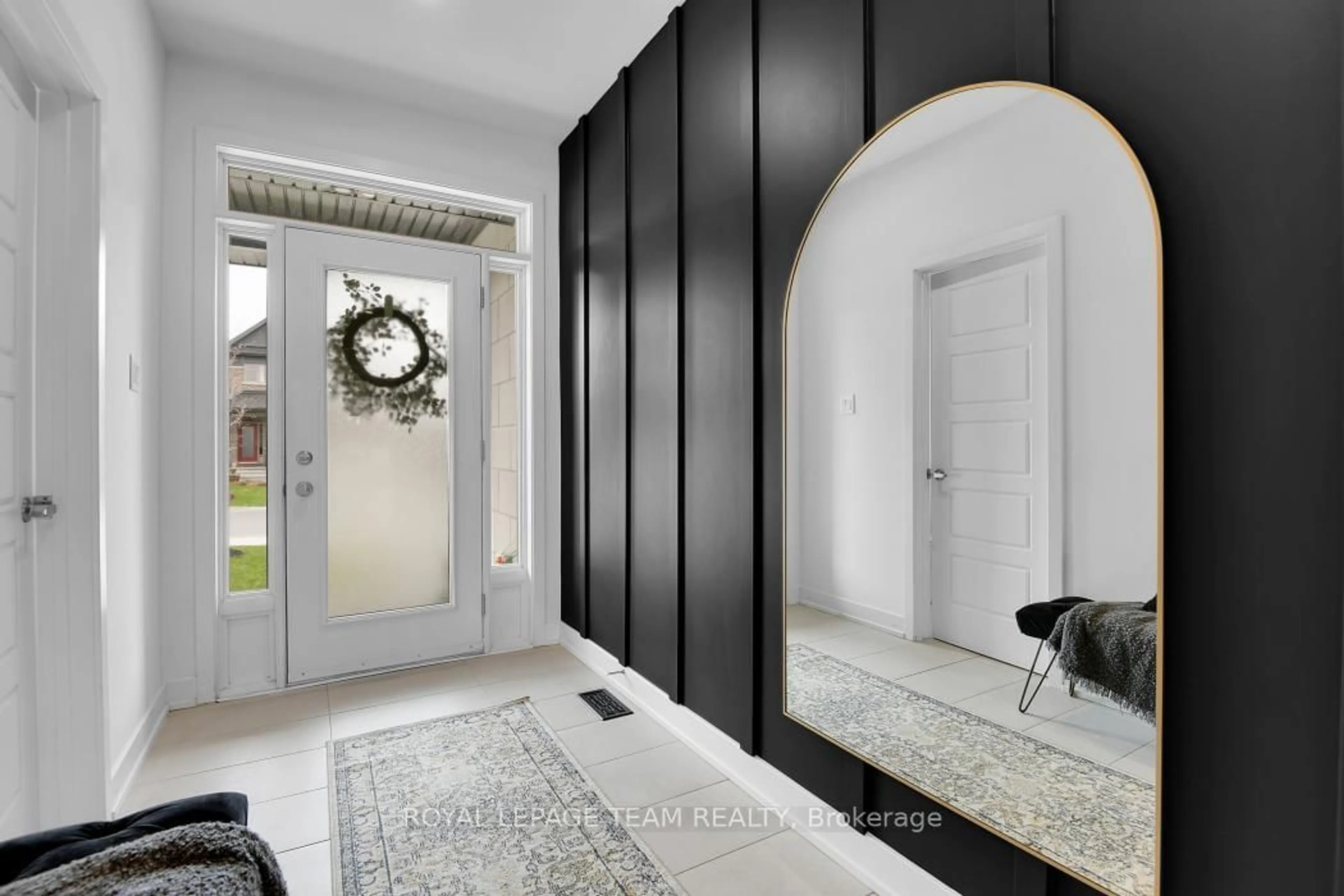 Indoor entryway for 516 Bobolink Rdge, Ottawa Ontario K2S 2N5