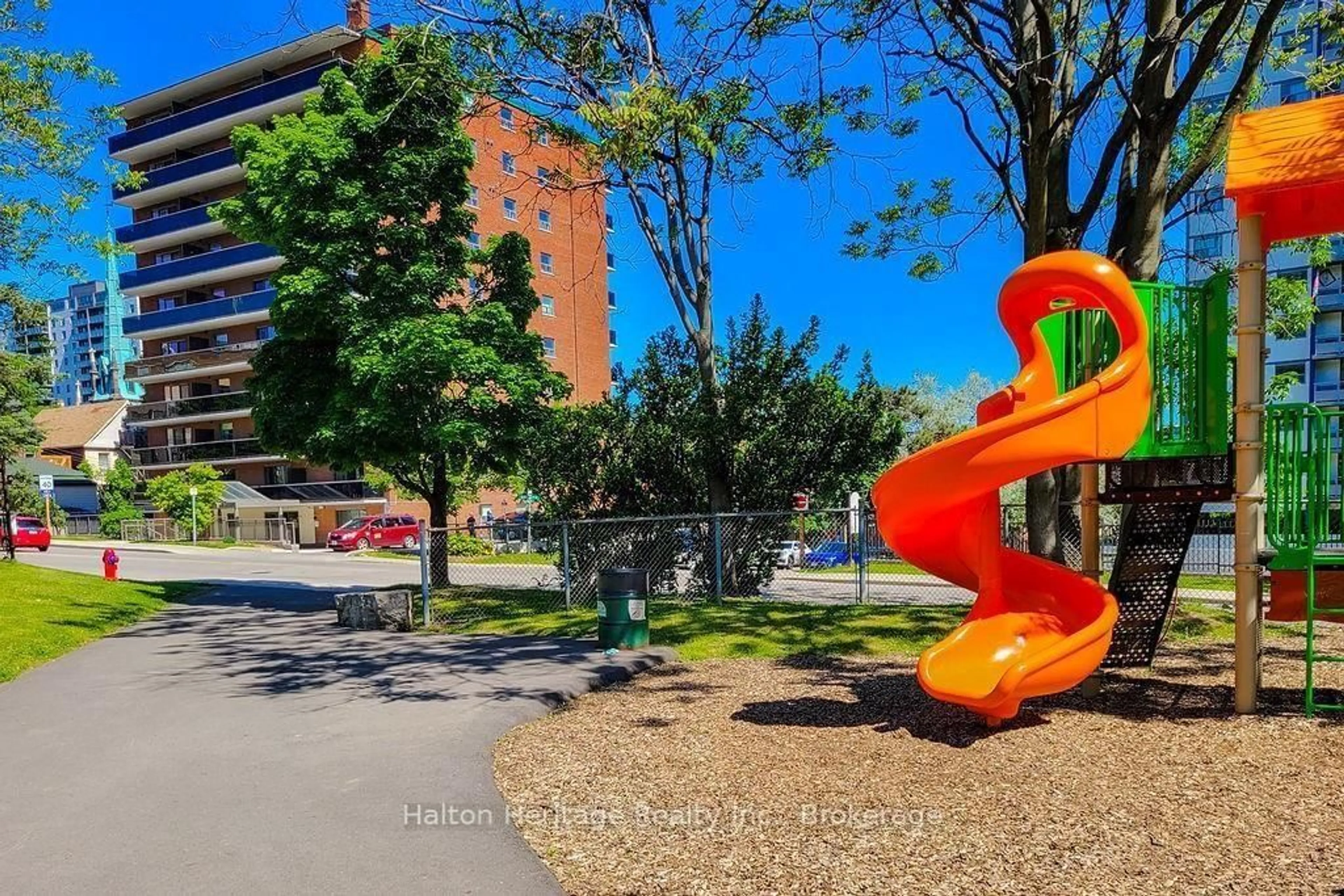 Patio, building for 81 Charlton Ave #905, Hamilton Ontario L8N 1Y7