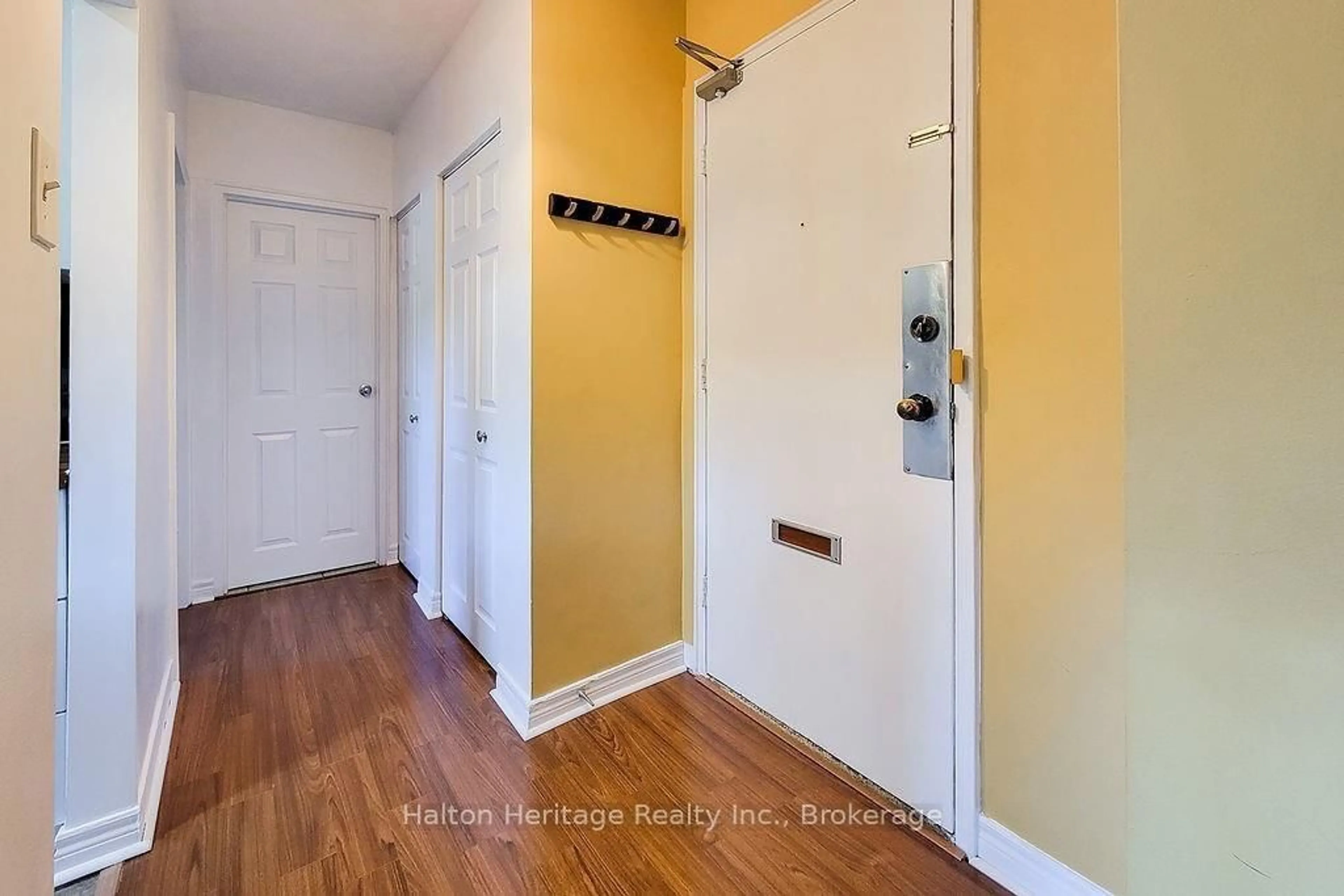 Indoor entryway for 81 Charlton Ave #905, Hamilton Ontario L8N 1Y7