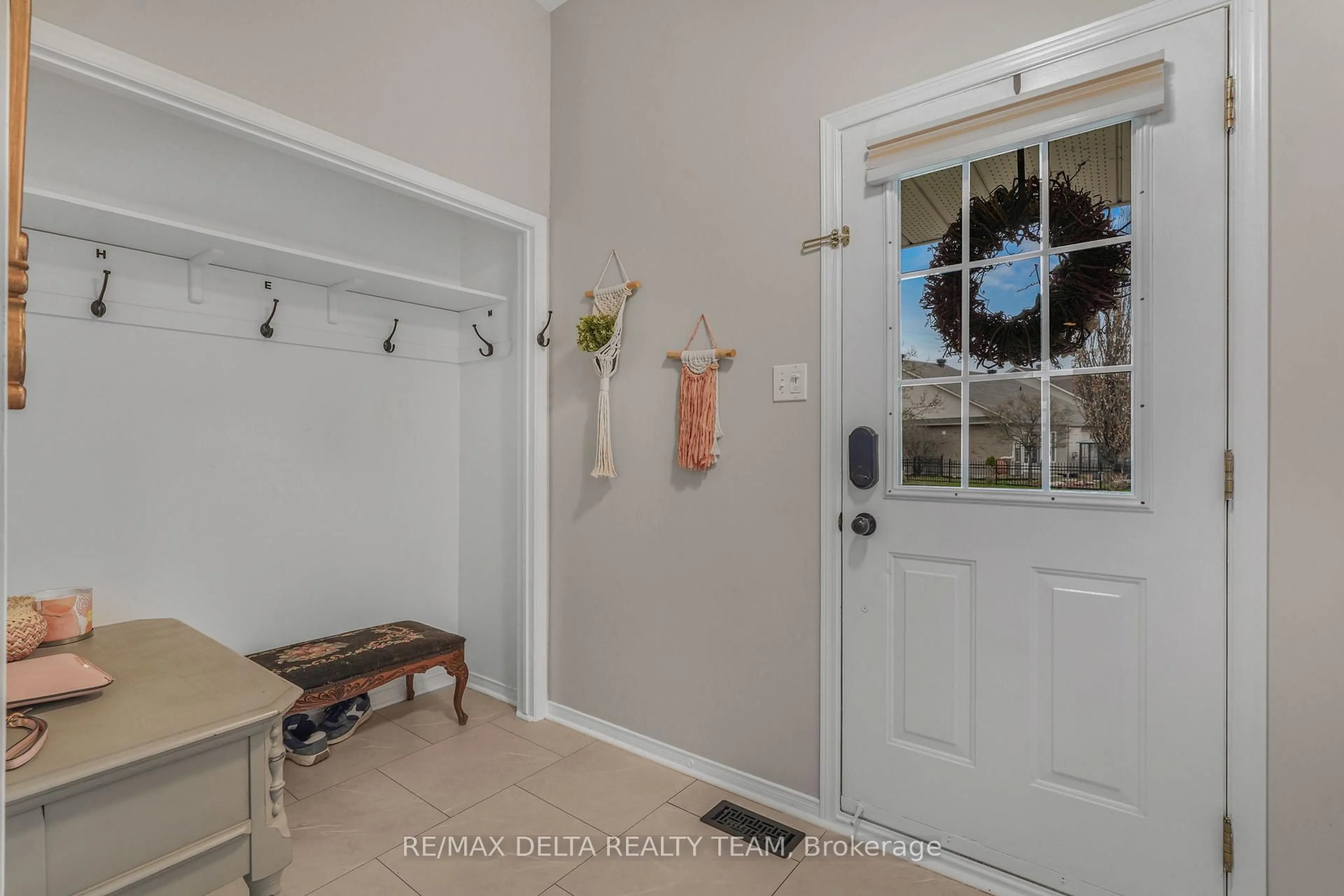 Indoor entryway for 540 Chardonnay Dr, Ottawa Ontario K4A 4J5