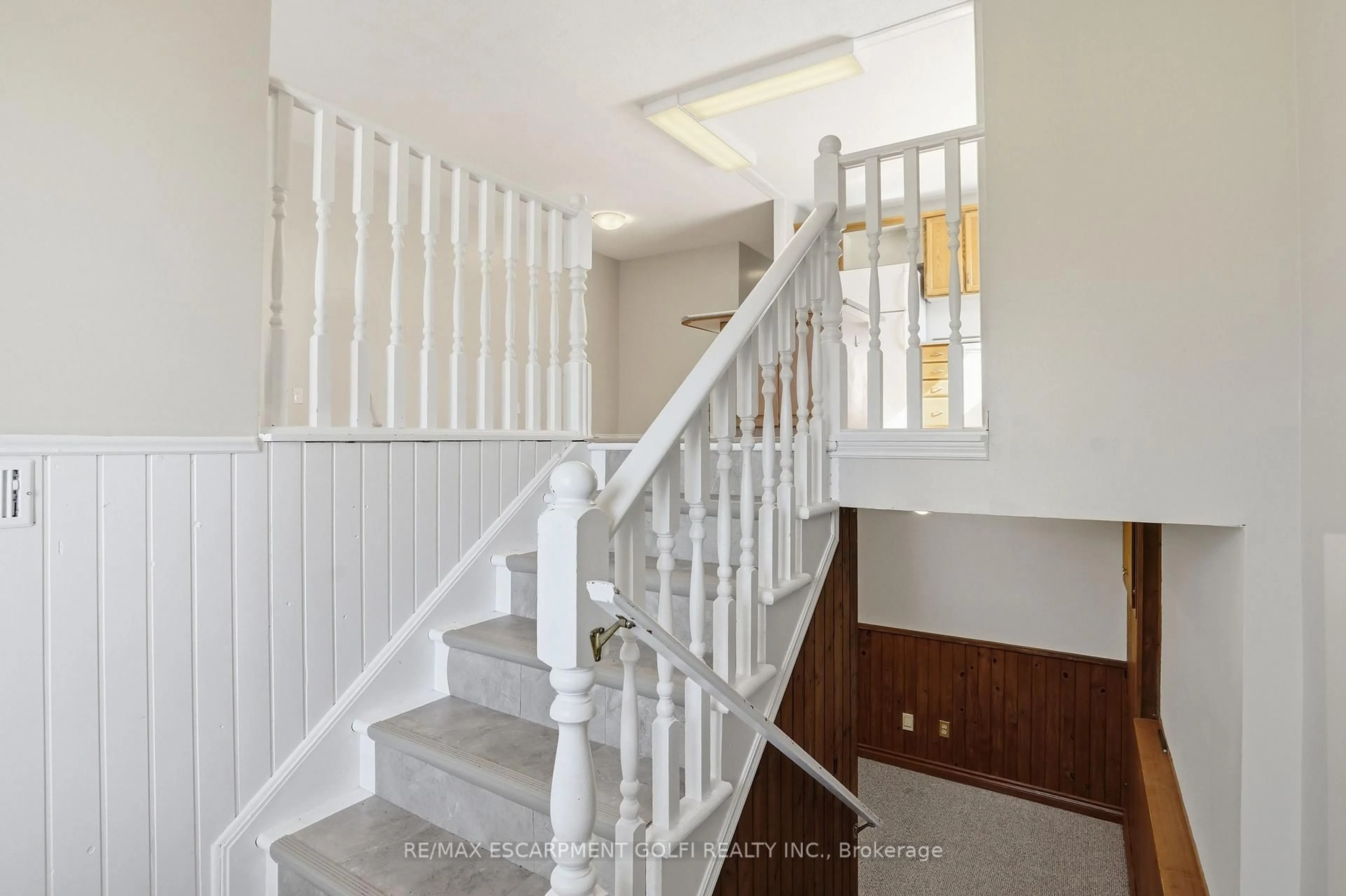 Stairs for 3905 OLD ORCHARD Way, Lincoln Ontario L0R 2C0