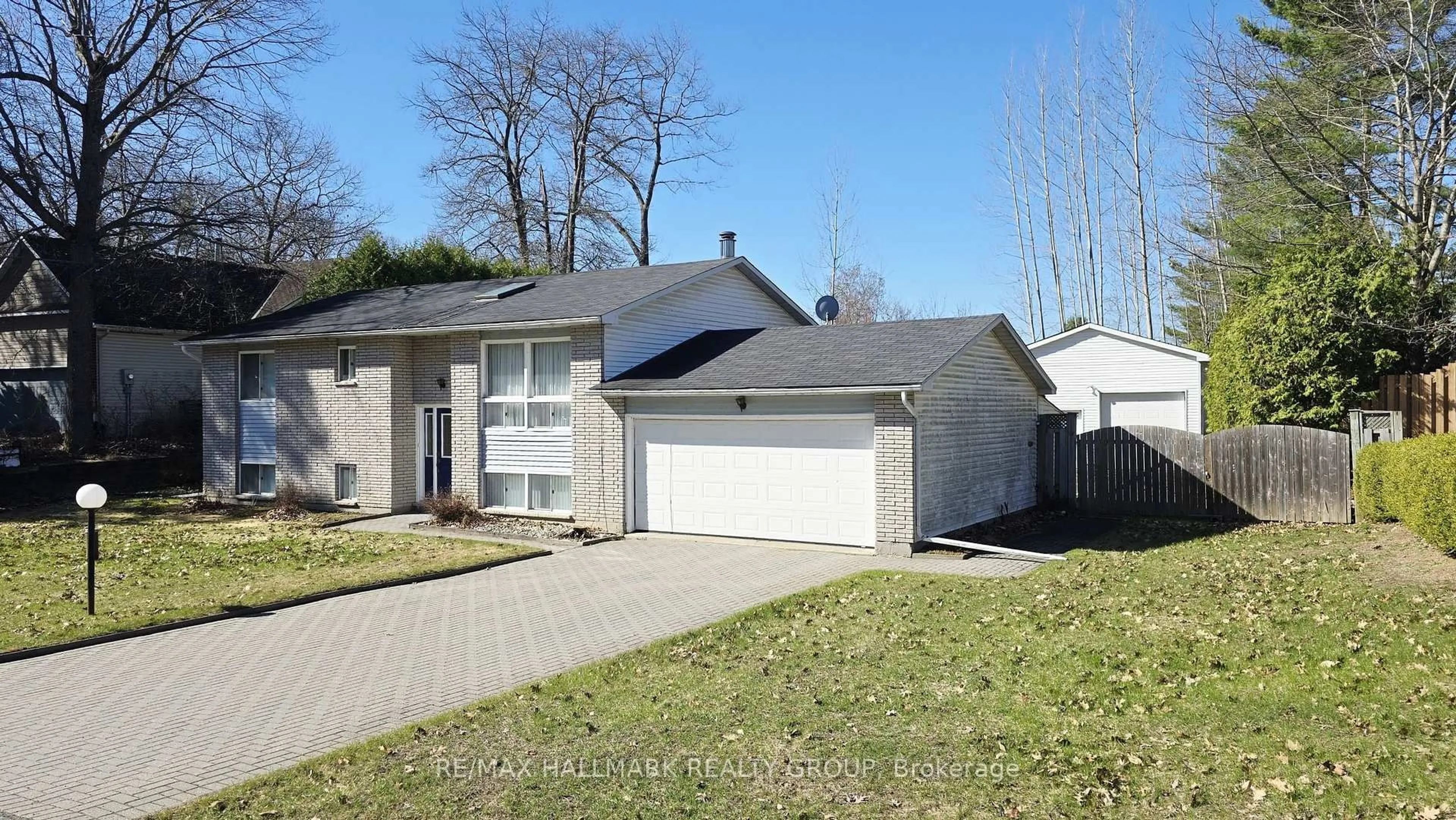 Home with vinyl exterior material, street for 119 Archie St, Ottawa Ontario K0A 3M0