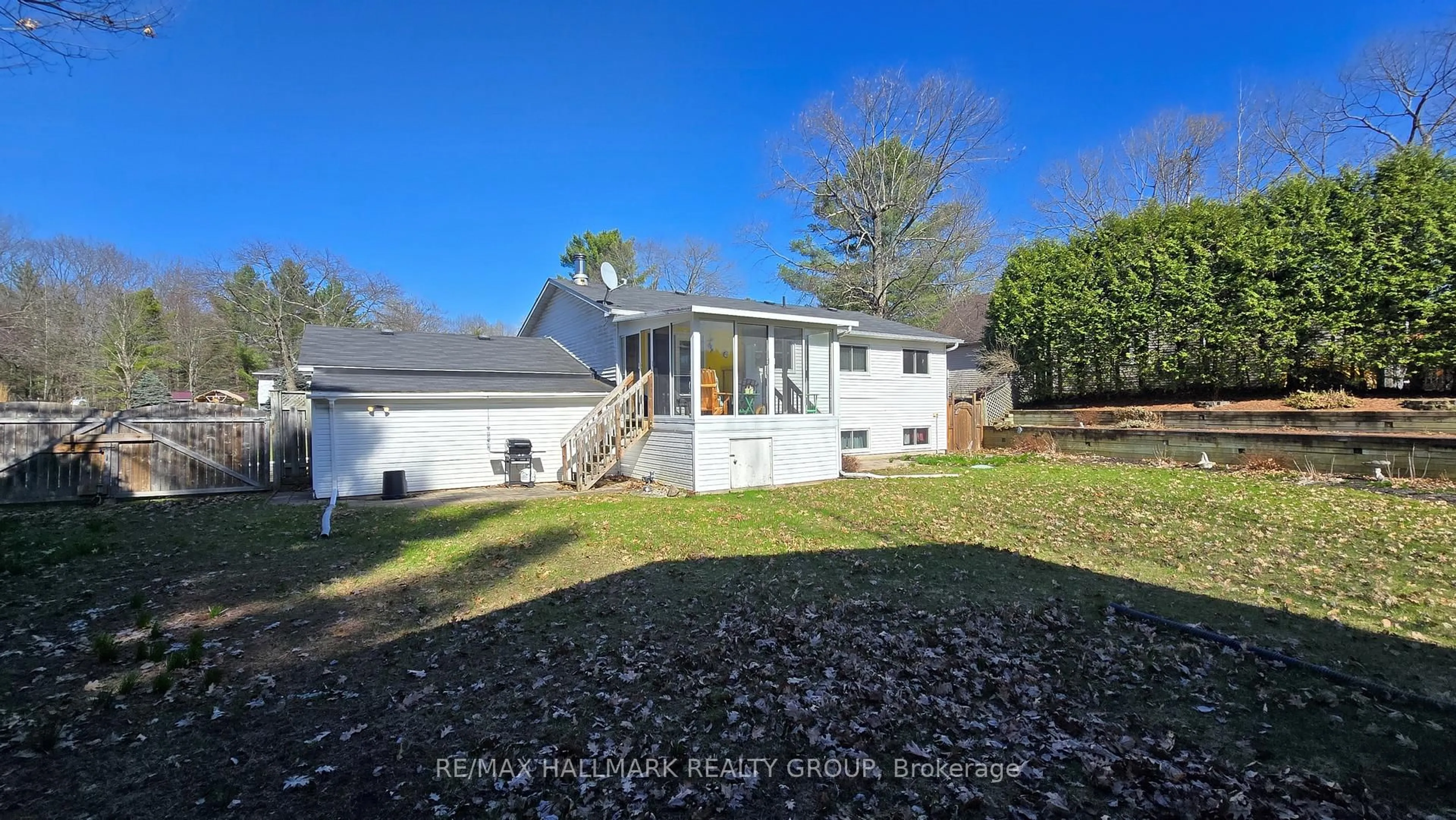 A pic from outside/outdoor area/front of a property/back of a property/a pic from drone, water/lake/river/ocean view for 119 Archie St, Ottawa Ontario K0A 3M0