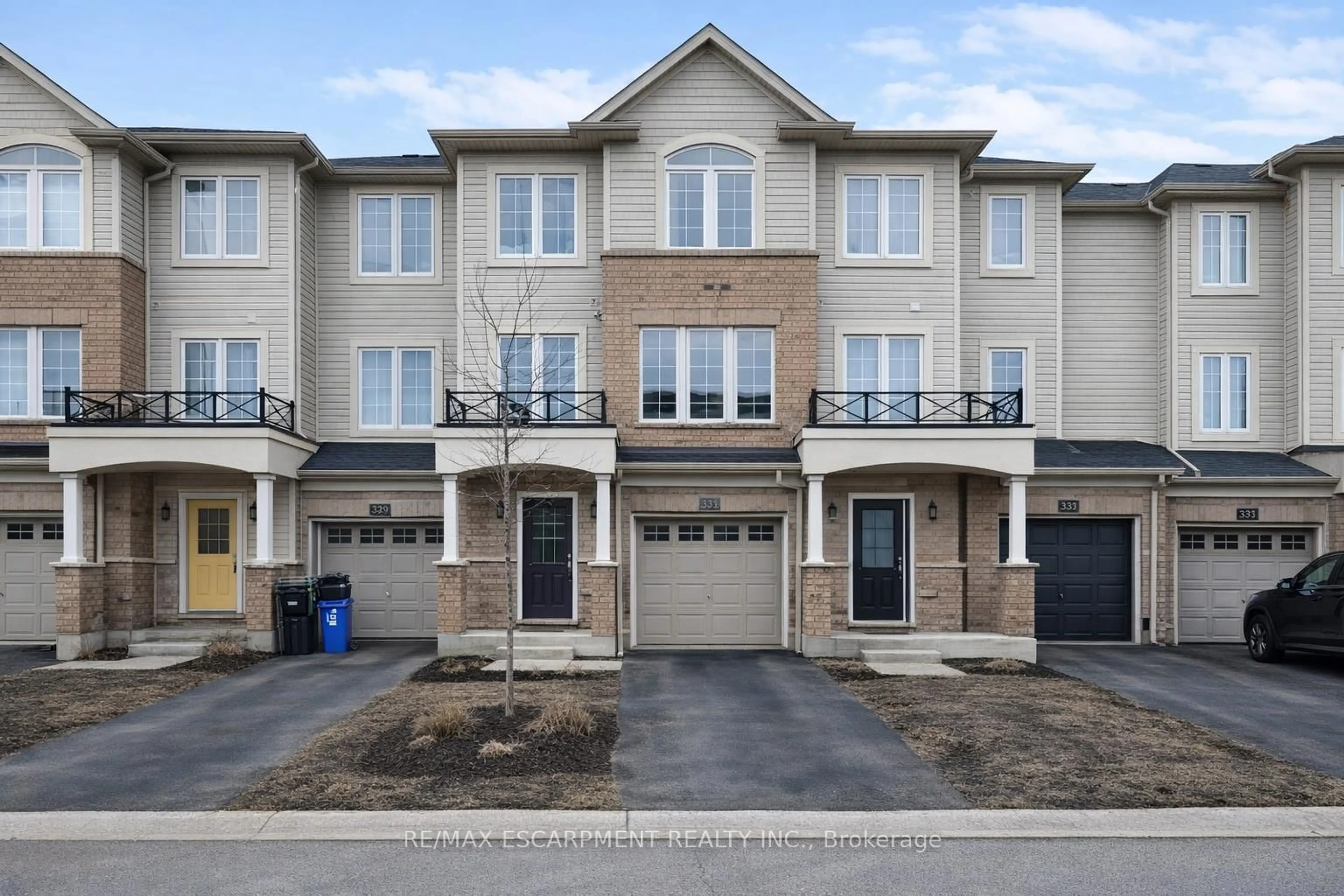 A pic from outside/outdoor area/front of a property/back of a property/a pic from drone, street for 31 Mayland Tr, Hamilton Ontario L8J 0G4