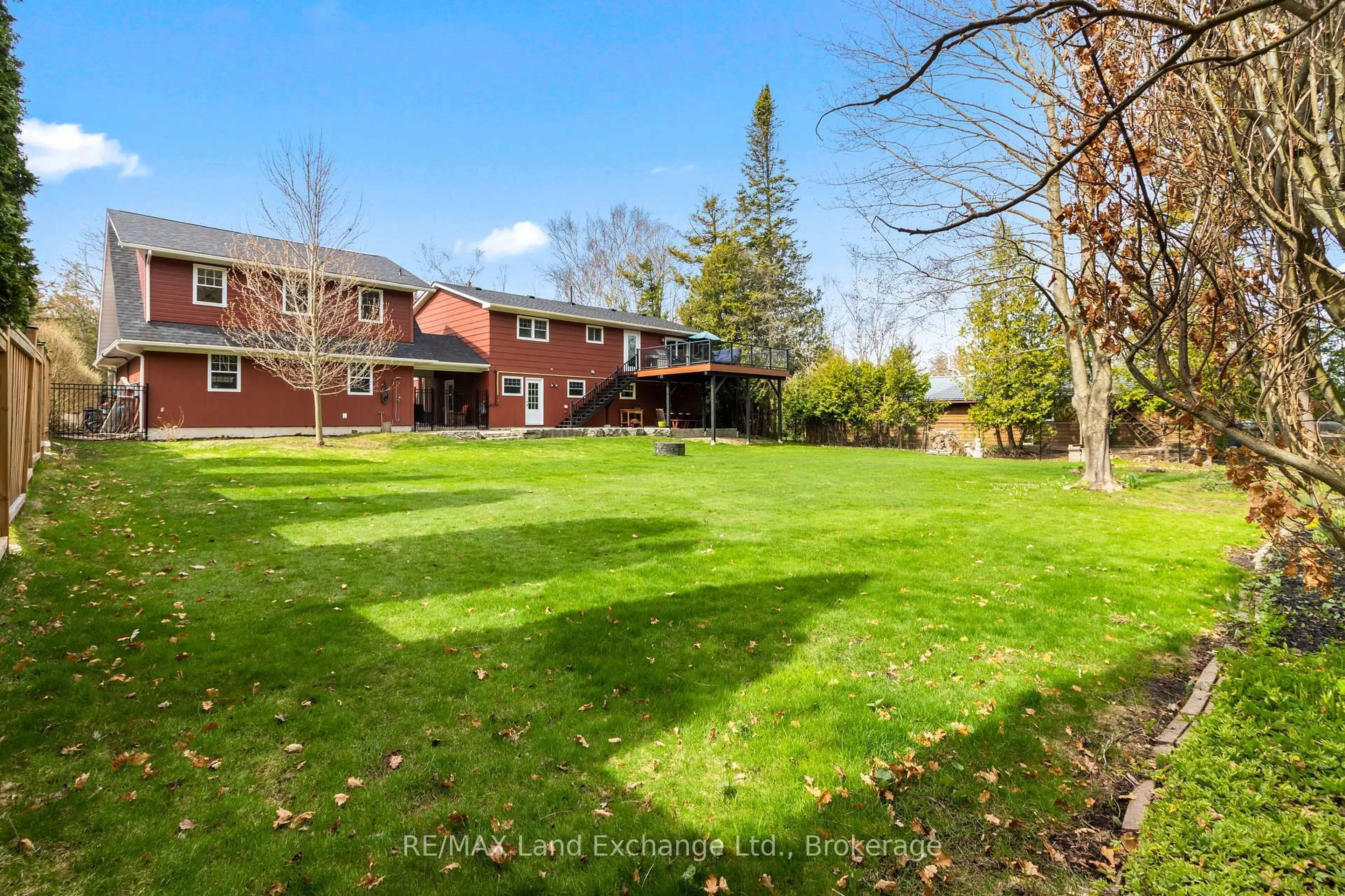 A pic from outside/outdoor area/front of a property/back of a property/a pic from drone, unknown for 5 Goble Pl, Saugeen Shores Ontario N0H 2C5
