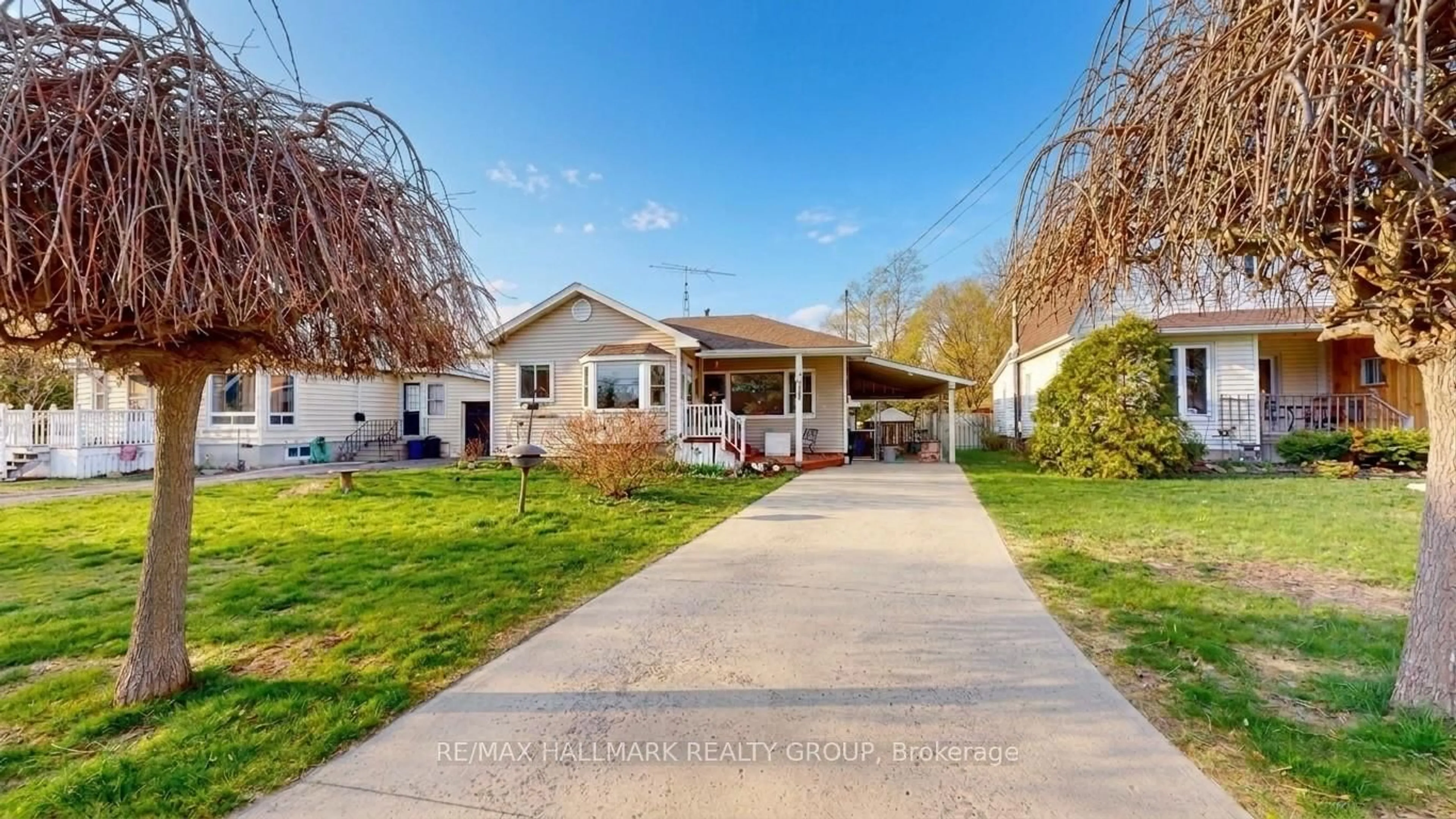 Home with vinyl exterior material, street for 20 Crawford St, Brockville Ontario K6V 1S3