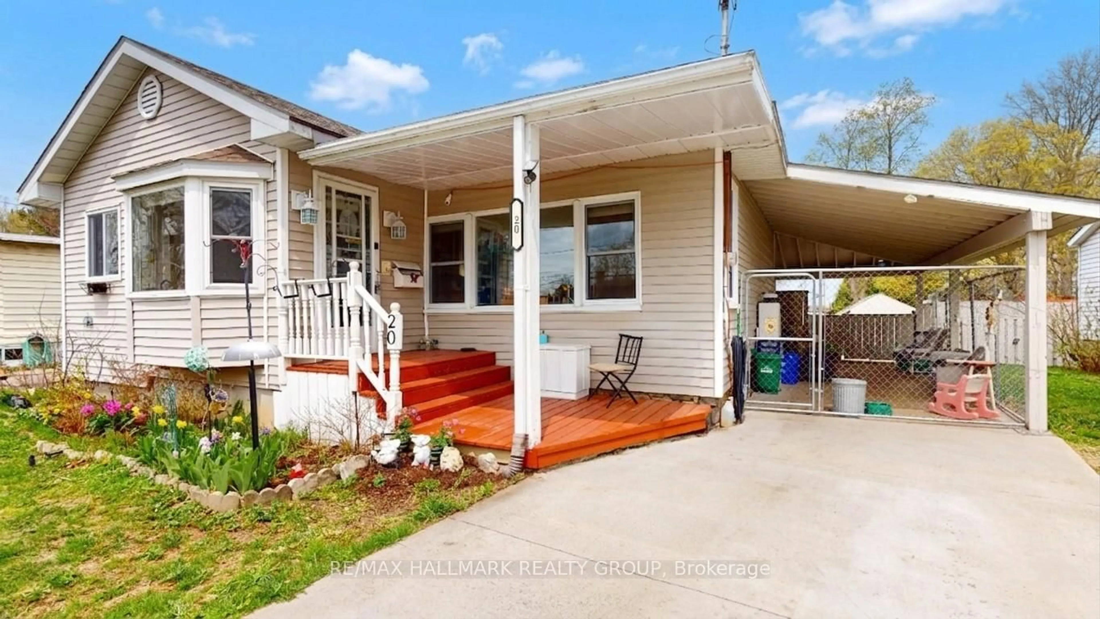 Home with vinyl exterior material, street for 20 Crawford St, Brockville Ontario K6V 1S3
