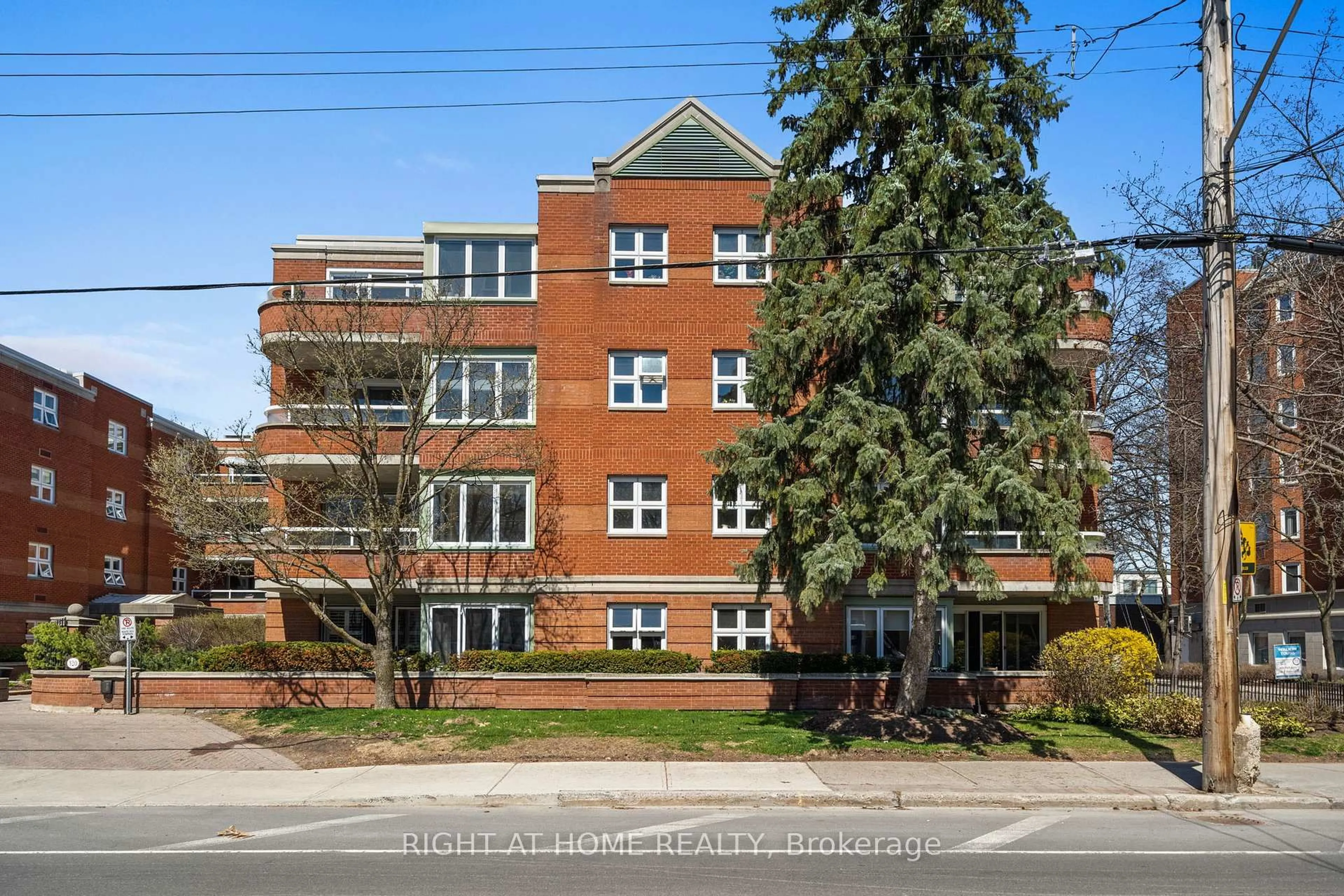 Home with brick exterior material, building for 320 Crichton St #301, Ottawa Ontario K1M 1W5