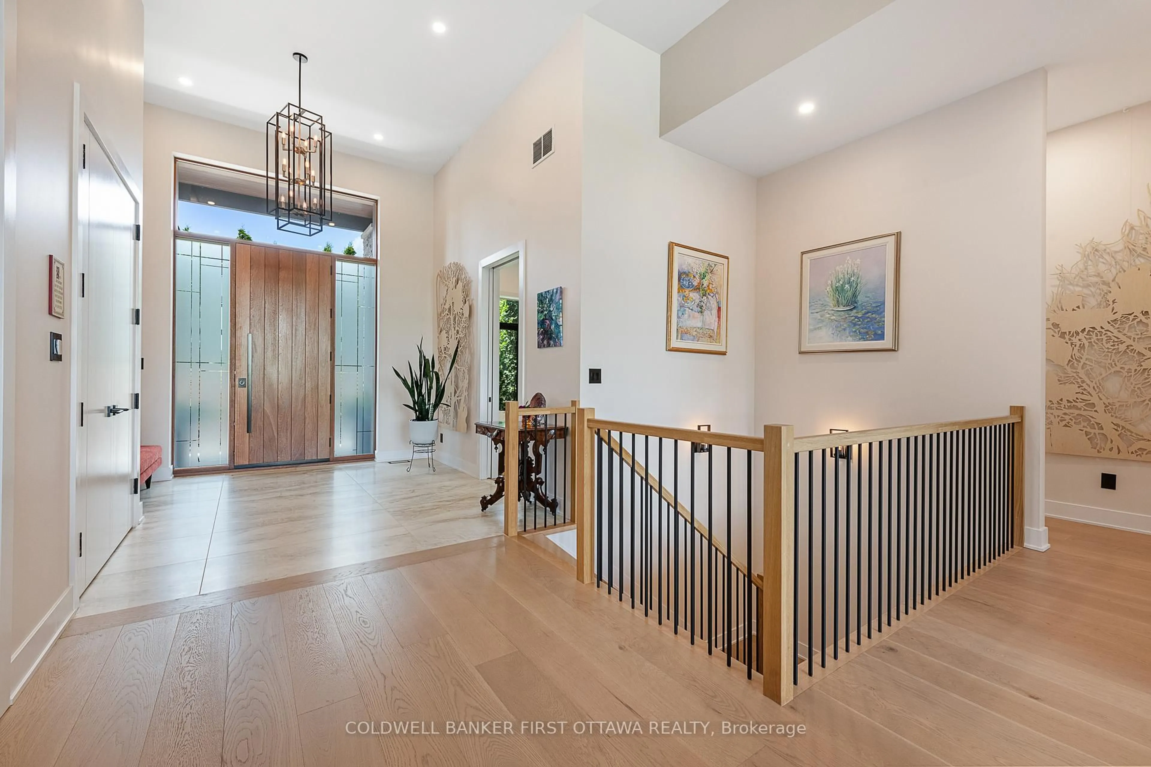 Indoor foyer for 1981 PRINCE OF WALES Dr, Ottawa Ontario K2C 3J7