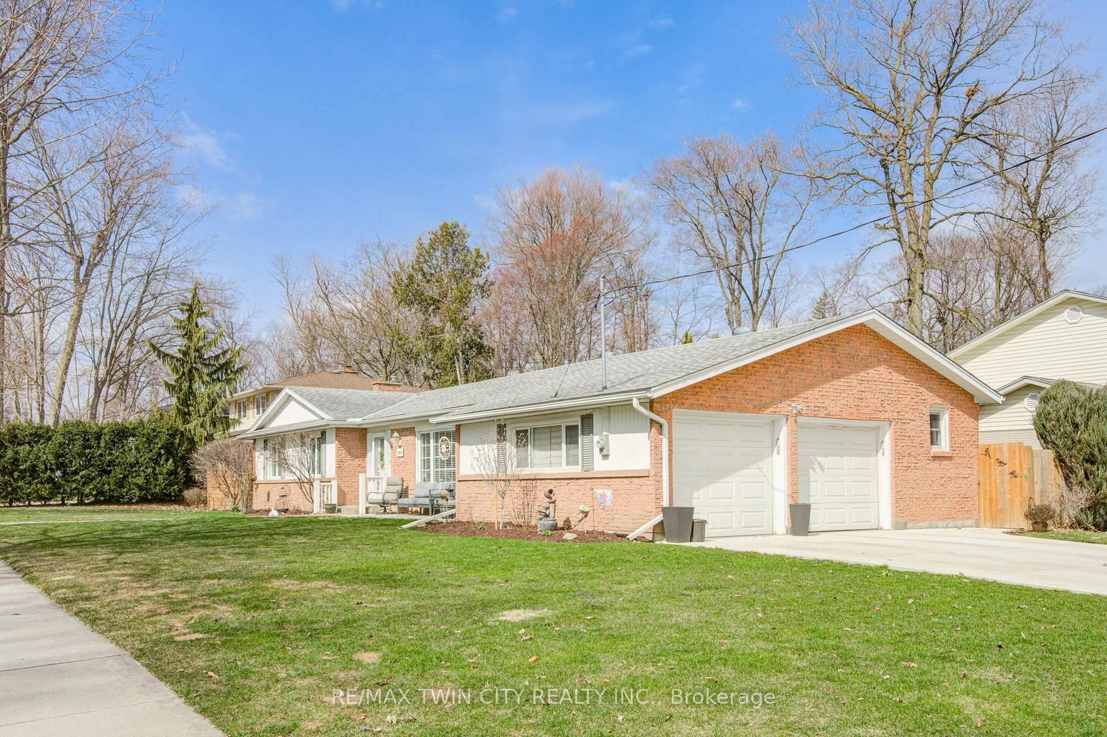 Home with brick exterior material, street for 186 Shuh Ave, Kitchener Ontario N2A 1H6