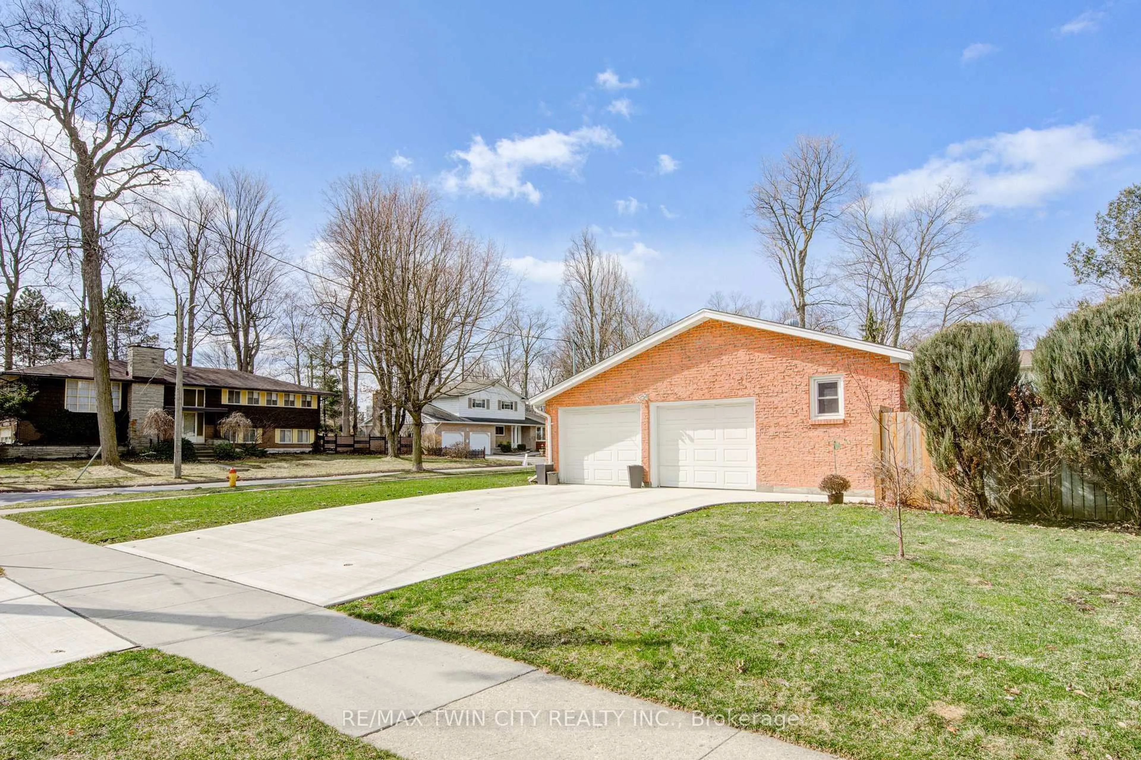 Home with brick exterior material, street for 186 Shuh Ave, Kitchener Ontario N2A 1H6