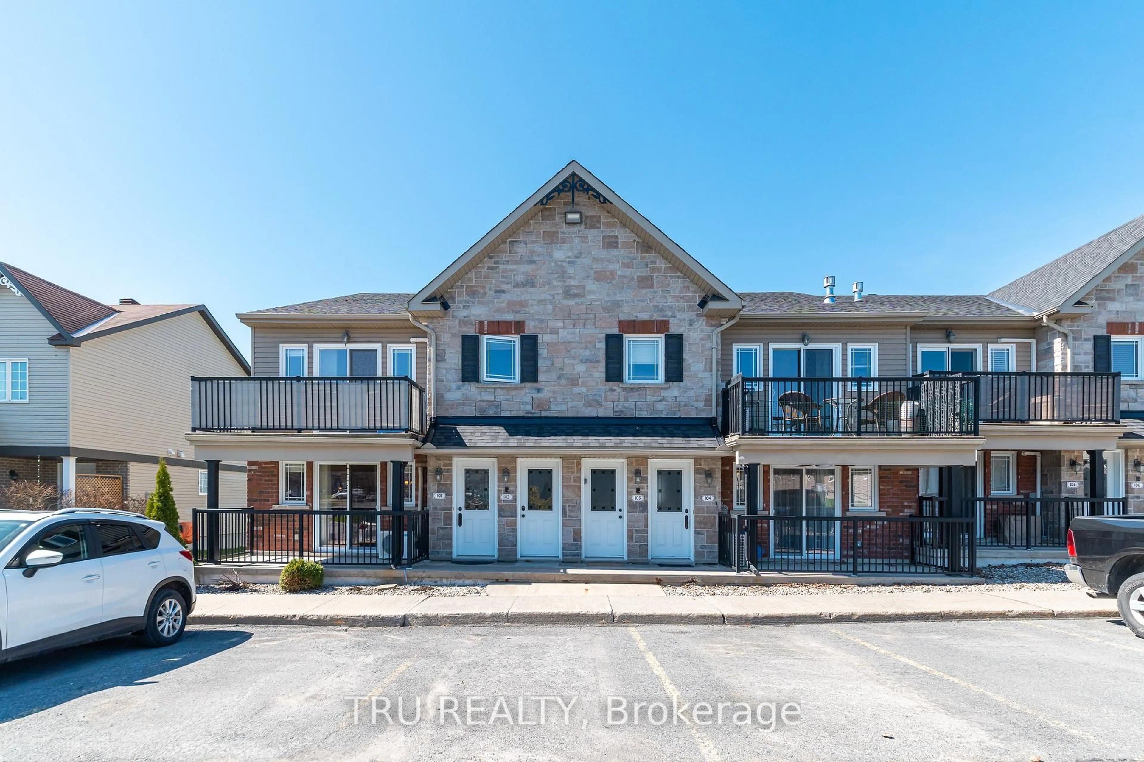 A pic from outside/outdoor area/front of a property/back of a property/a pic from drone, building for 189 Eliot St #101, Clarence-Rockland Ontario K4K 0G4