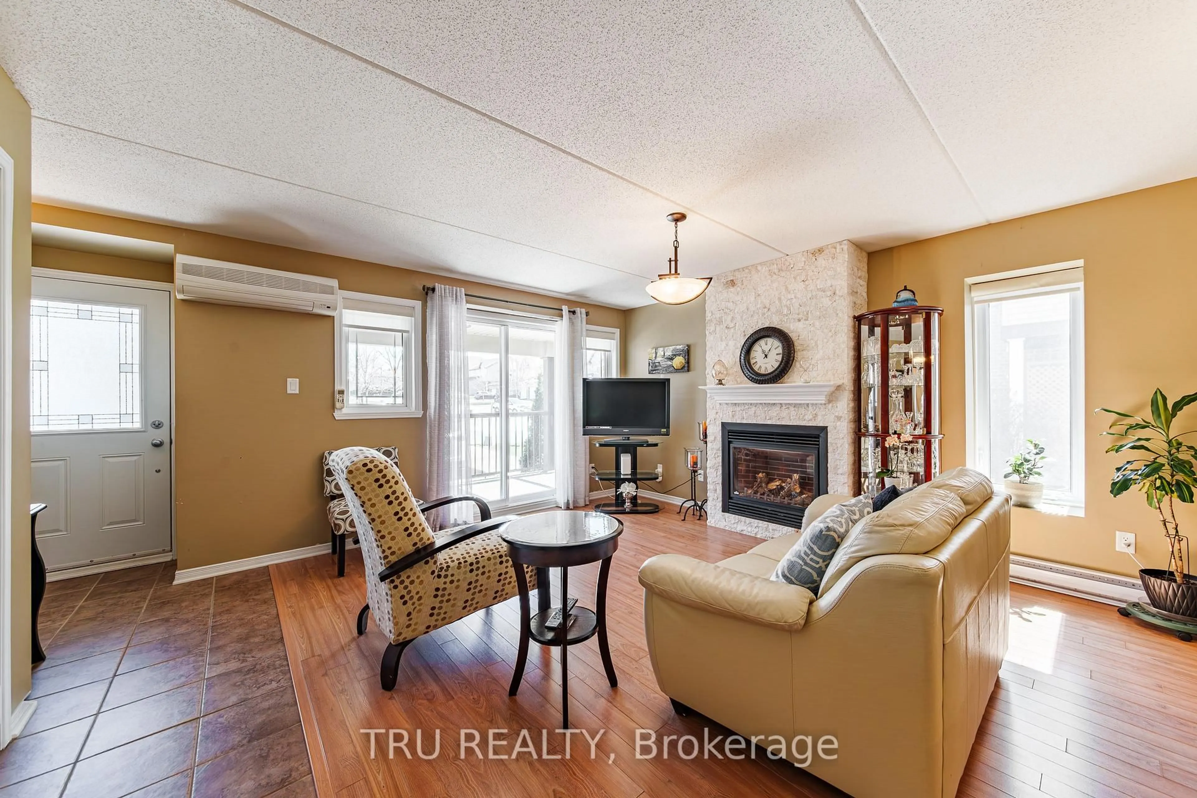 Living room with furniture, wood/laminate floor for 189 Eliot St #101, Clarence-Rockland Ontario K4K 0G4